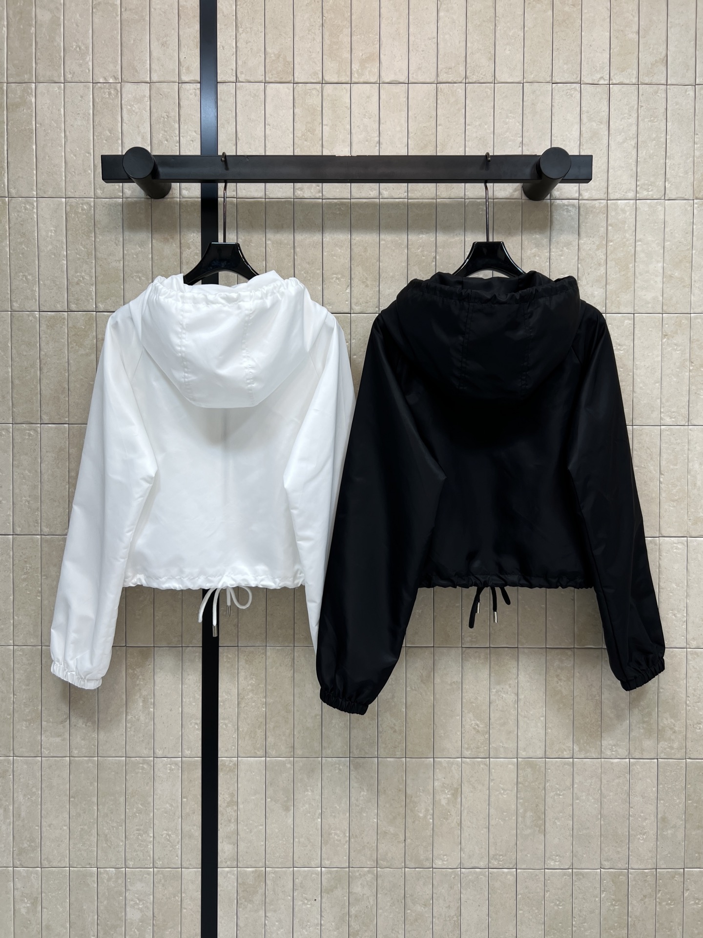 PD家 26春夏新款 连帽短款冲锋衣 轻薄防风面料 春秋穿超合适！连帽+拉链设计 实用又时髦 胸前双口袋