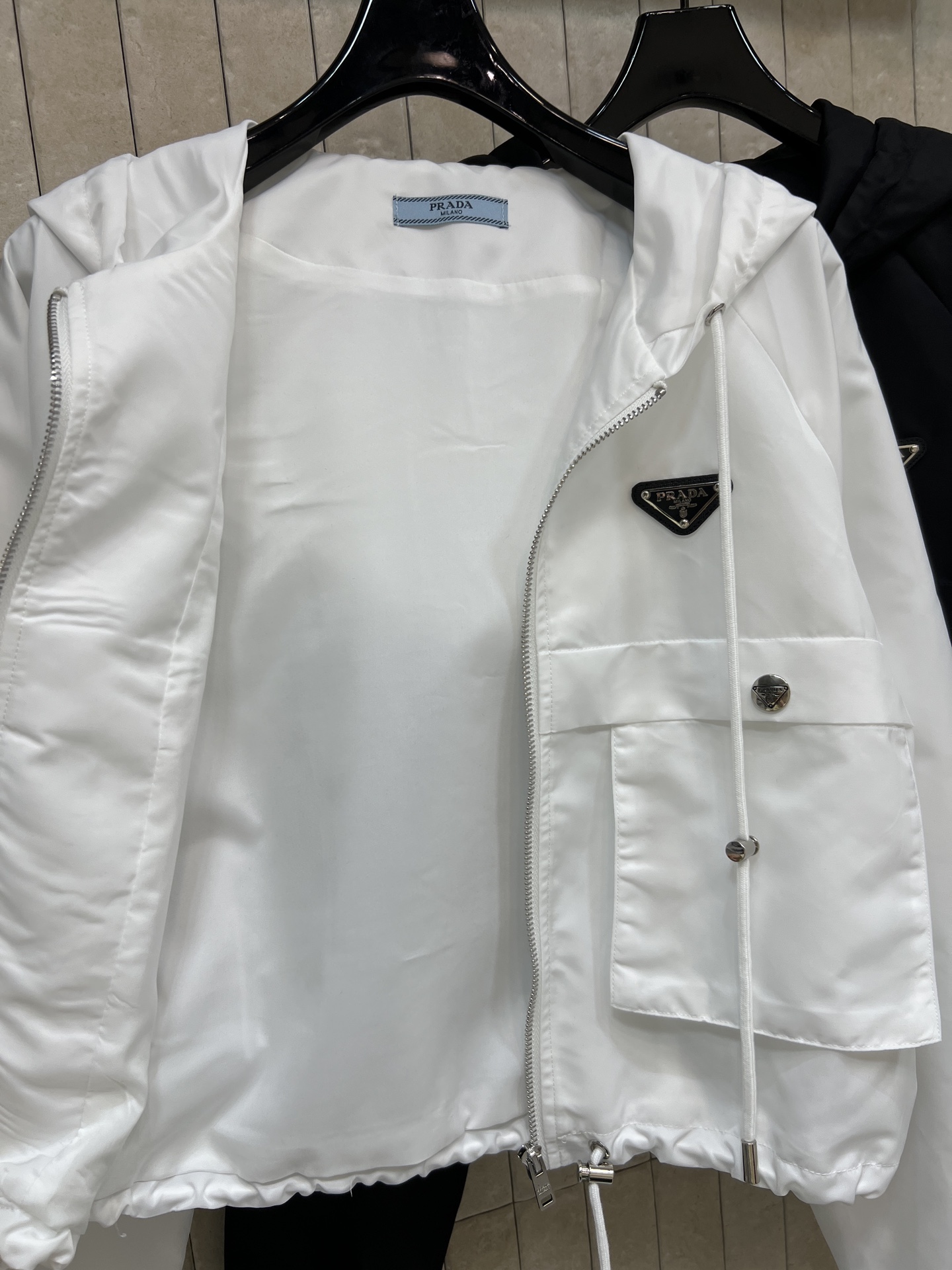 PD家 26春夏新款 连帽短款冲锋衣 轻薄防风面料 春秋穿超合适！连帽+拉链设计 实用又时髦 胸前双口袋