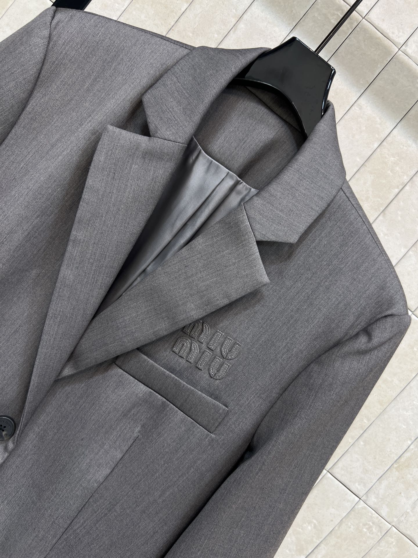 MIU家 26春夏新款 灰色西装外套 干练利落 带有微垫肩设计 特别有气场 英气十足 袖口红白条纹拼接超