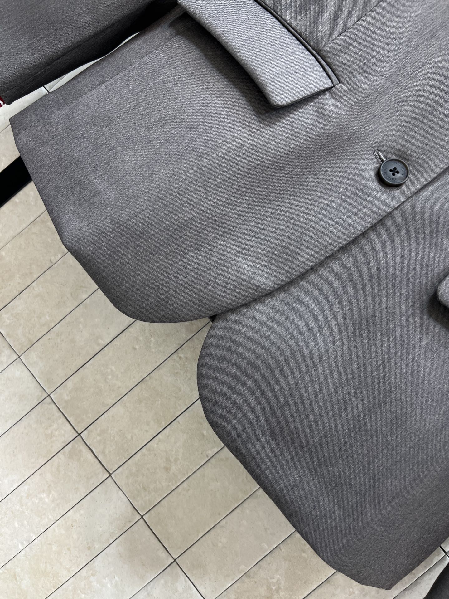 MIU家 26春夏新款 灰色西装外套 干练利落 带有微垫肩设计 特别有气场 英气十足 袖口红白条纹拼接超