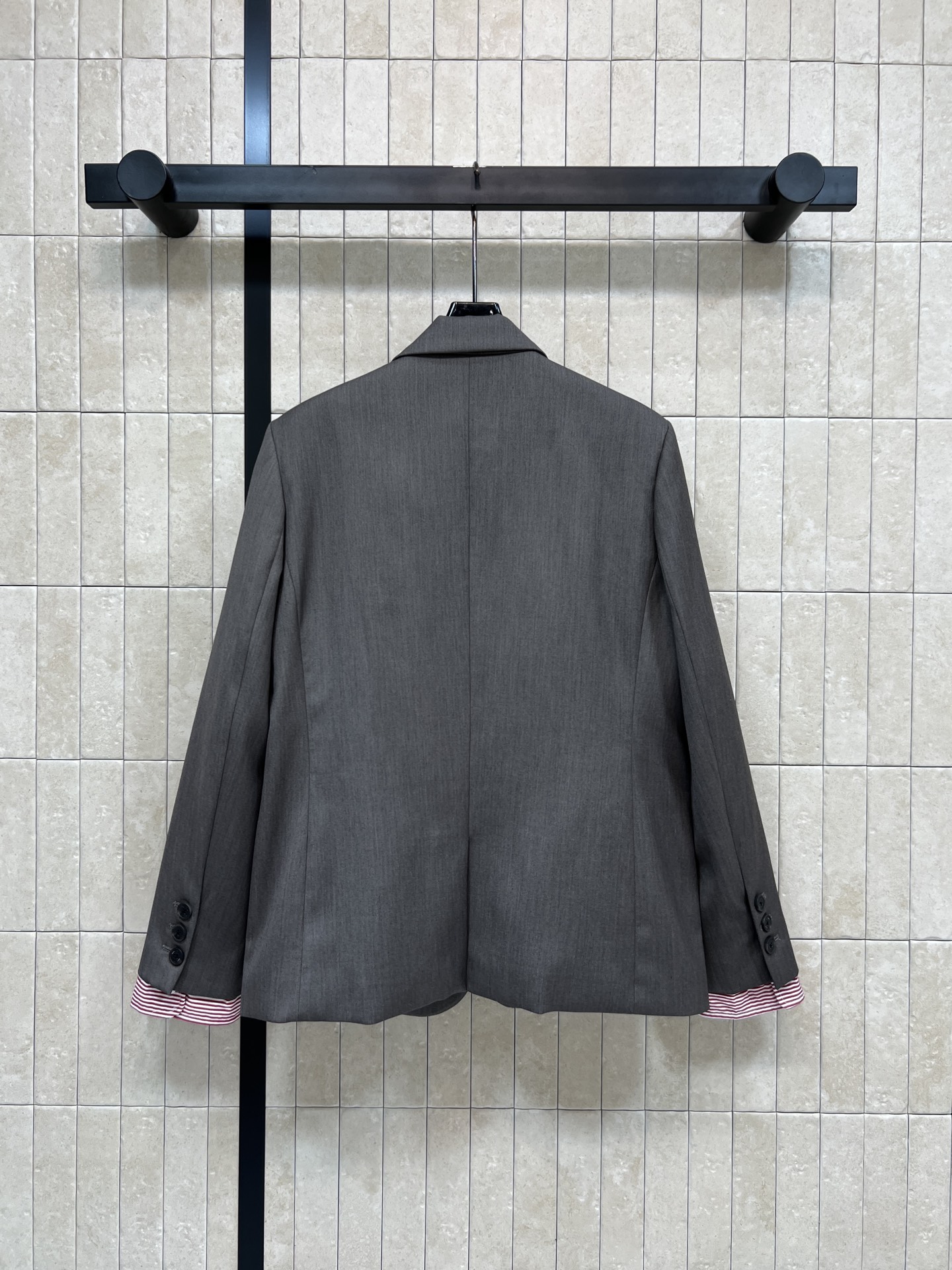 MIU家 26春夏新款 灰色西装外套 干练利落 带有微垫肩设计 特别有气场 英气十足 袖口红白条纹拼接超