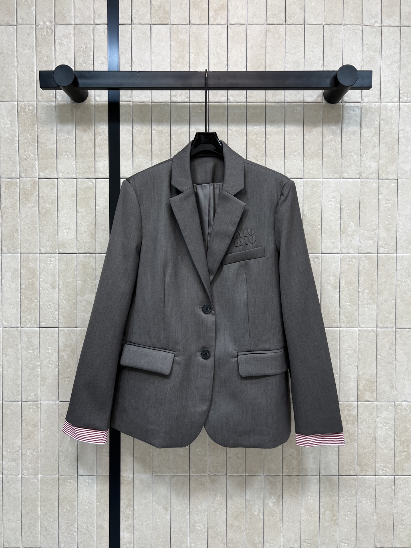 NO:738807,MIU's new spring and summer 26 gray suit jacket is smart and neat. It has a micro shoulder pad design, which is particularly aura and heroic. The red and white stripes on the cuffs are super recognizable!  The brand logo is embroidered on the chest. The details are perfect. The gray color is versatile. It can be easily used for commuting, dating and formal occasions. It looks great with pleated skirts or jeans. Retro and modern. It can easily create an intellectual style or a sweet and cool style. Three sizes in one color. Size/S-M-L,,miumiu,skirts,jeans,jackets & coats,business suit,19860909MIU家 26春夏新款 灰色西装外套 干练利落 带有微垫肩设计 特别有气场 英气十足 袖口红白条纹拼接超有辨识度！胸口品牌logo刺绣 细节满分 灰色百搭 通勤、约会、正式场合都能轻松驾驭 搭配百褶裙或牛仔裤都很出彩 复古又现代 轻松打造知识分子风or甜酷风穿搭风格 一色三码Size/S-M-L,,miumiu,skirts,jeans,jackets & coats,business suit,,Women's clothing