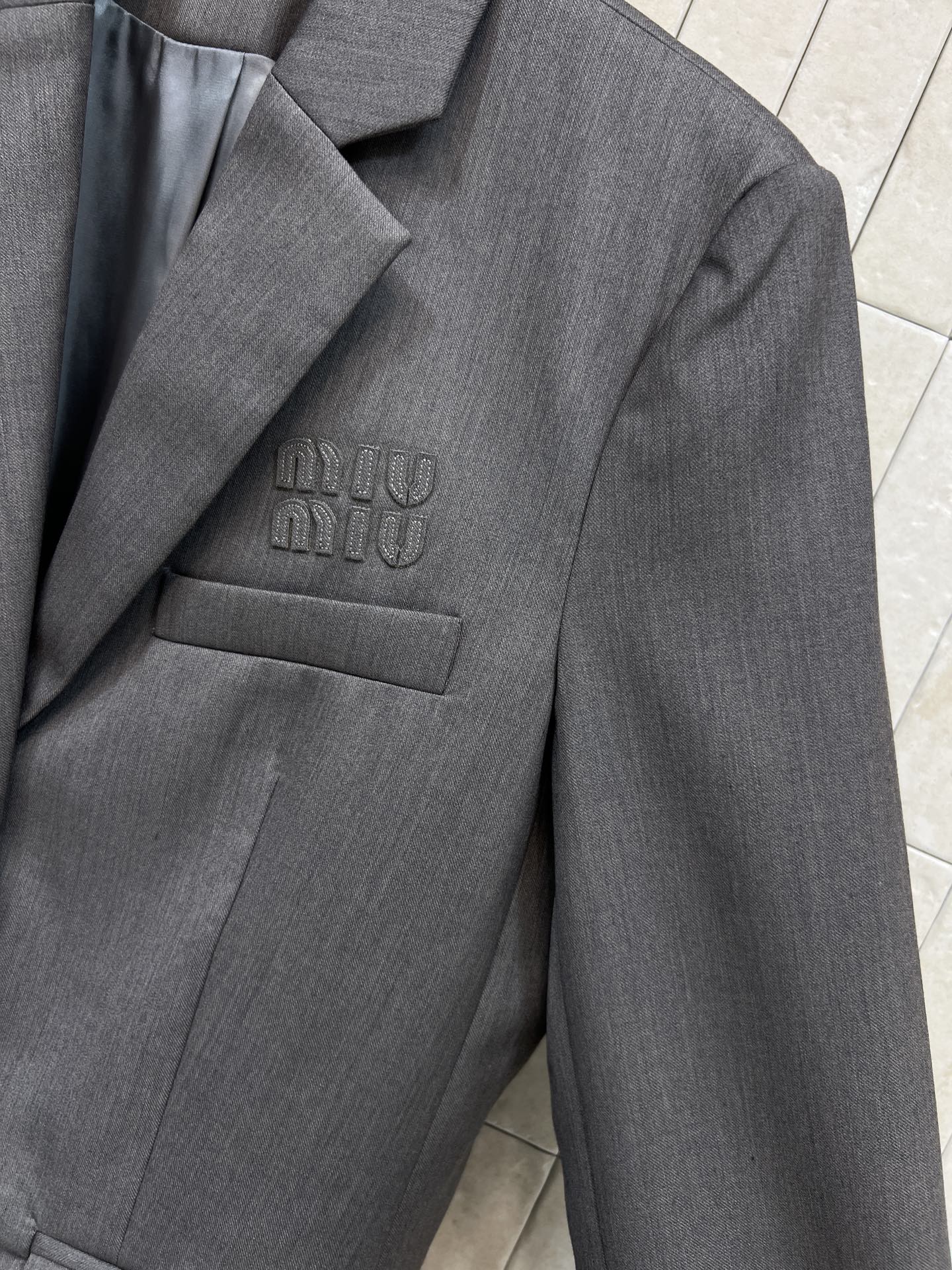 MIU家 26春夏新款 灰色西装外套 干练利落 带有微垫肩设计 特别有气场 英气十足 袖口红白条纹拼接超