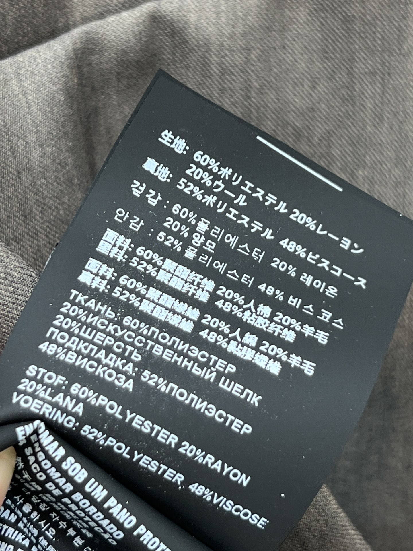 MIU家 26春夏新款 灰色西装外套 干练利落 带有微垫肩设计 特别有气场 英气十足 袖口红白条纹拼接超