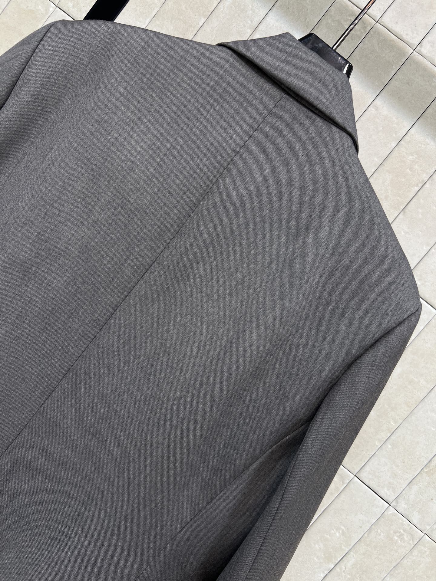 MIU家 26春夏新款 灰色西装外套 干练利落 带有微垫肩设计 特别有气场 英气十足 袖口红白条纹拼接超