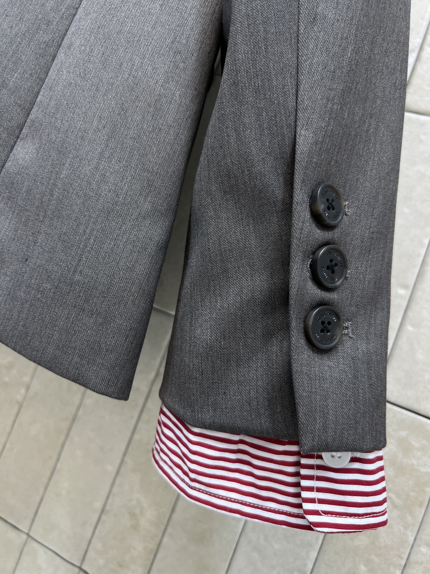 MIU家 26春夏新款 灰色西装外套 干练利落 带有微垫肩设计 特别有气场 英气十足 袖口红白条纹拼接超