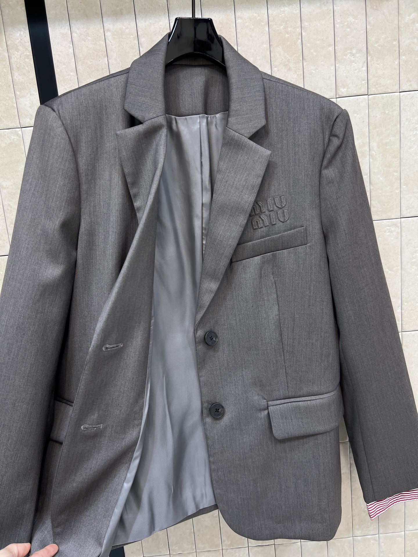 MIU家 26春夏新款 灰色西装外套 干练利落 带有微垫肩设计 特别有气场 英气十足 袖口红白条纹拼接超