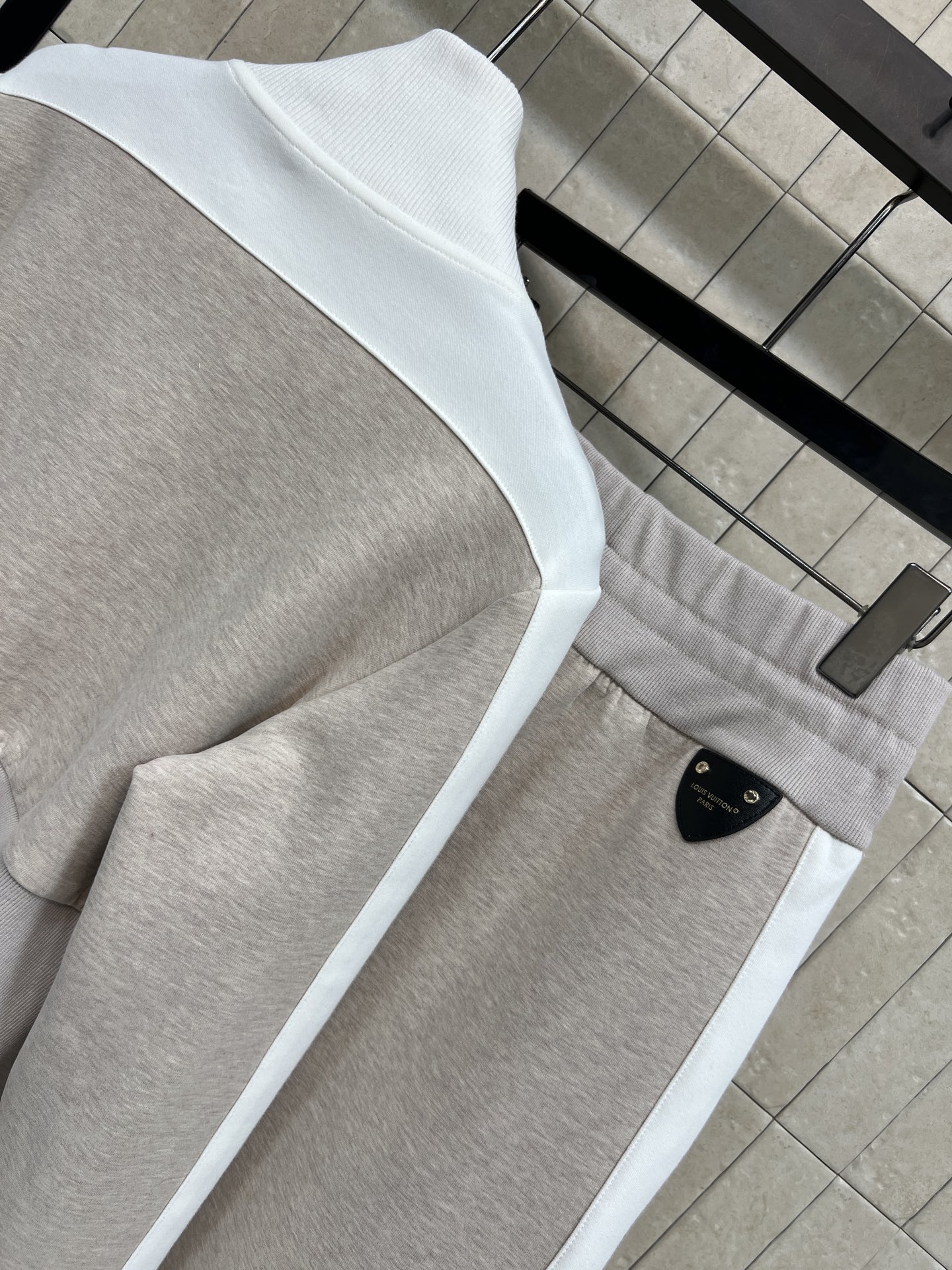 L家 26早春早春 灰色运动风阔腿裤套装 立领拉链外套+高腰阔腿裤 棉质面料柔软舒适 白色条纹拼接设计超