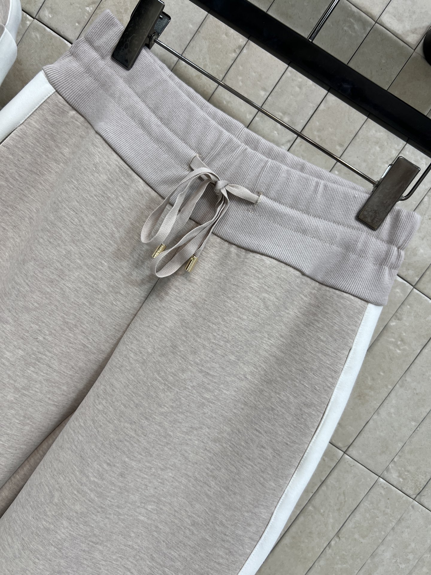 L家 26早春早春 灰色运动风阔腿裤套装 立领拉链外套+高腰阔腿裤 棉质面料柔软舒适 白色条纹拼接设计超