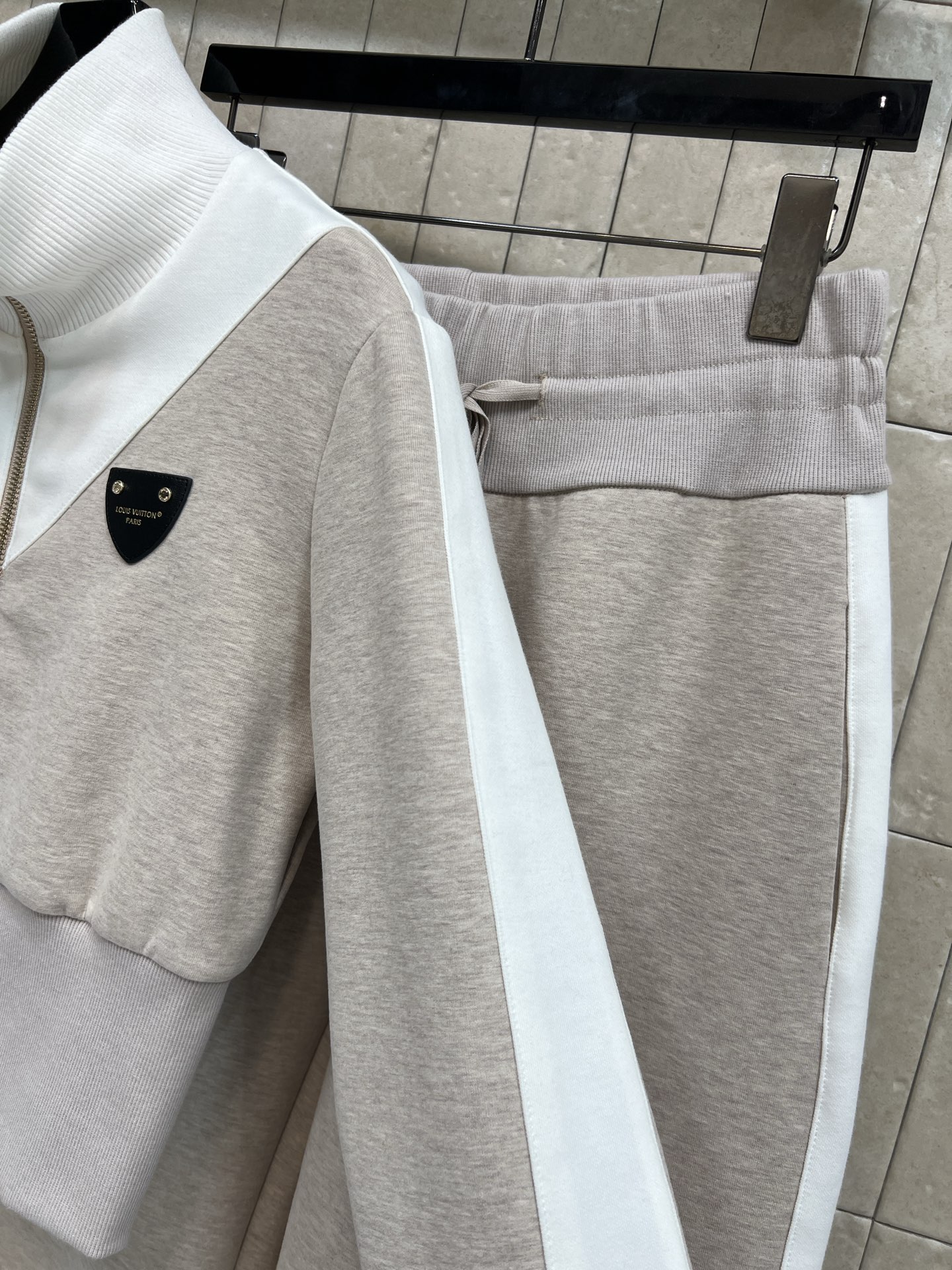 L家 26早春早春 灰色运动风阔腿裤套装 立领拉链外套+高腰阔腿裤 棉质面料柔软舒适 白色条纹拼接设计超