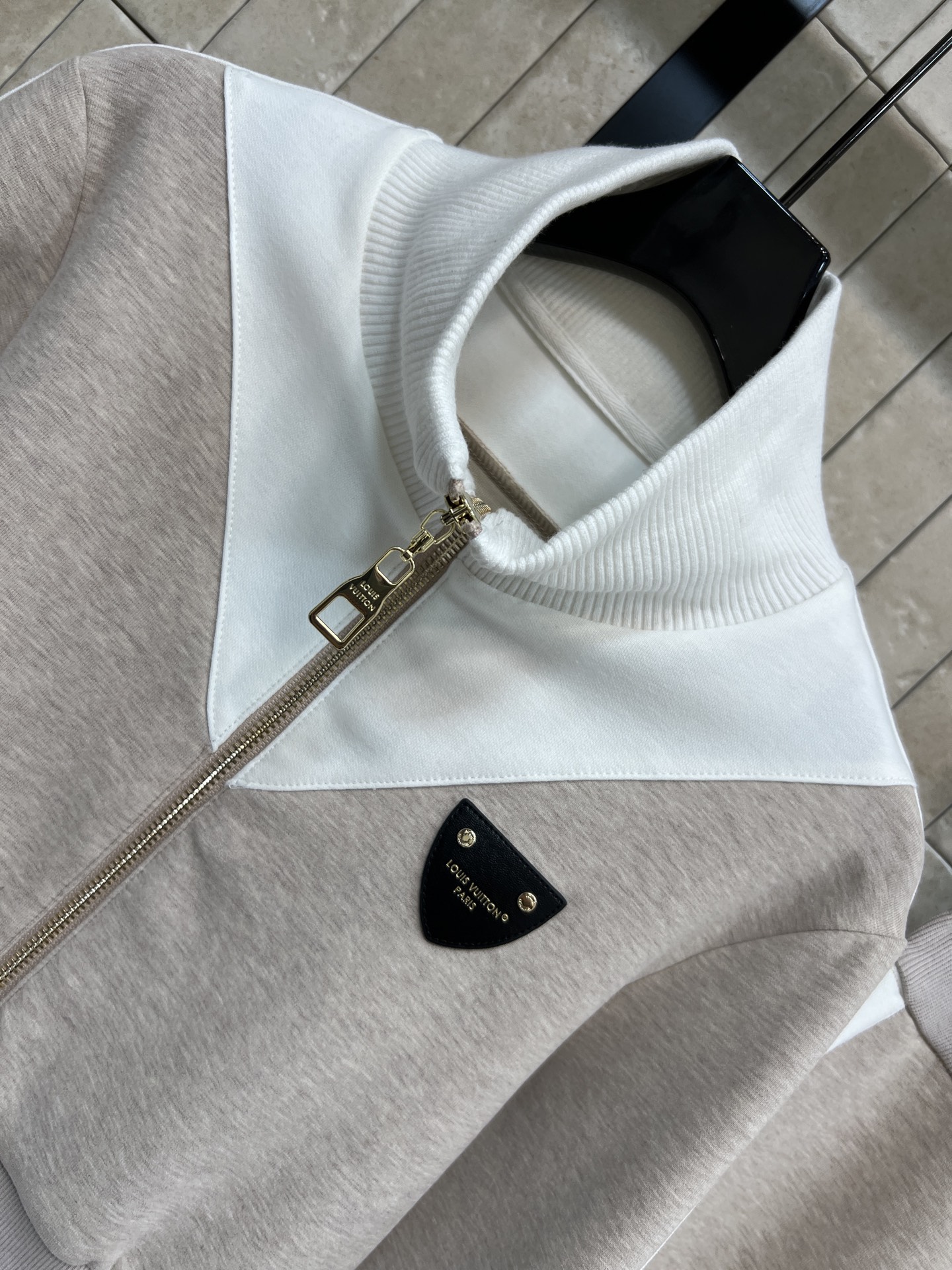 L家 26早春早春 灰色运动风阔腿裤套装 立领拉链外套+高腰阔腿裤 棉质面料柔软舒适 白色条纹拼接设计超