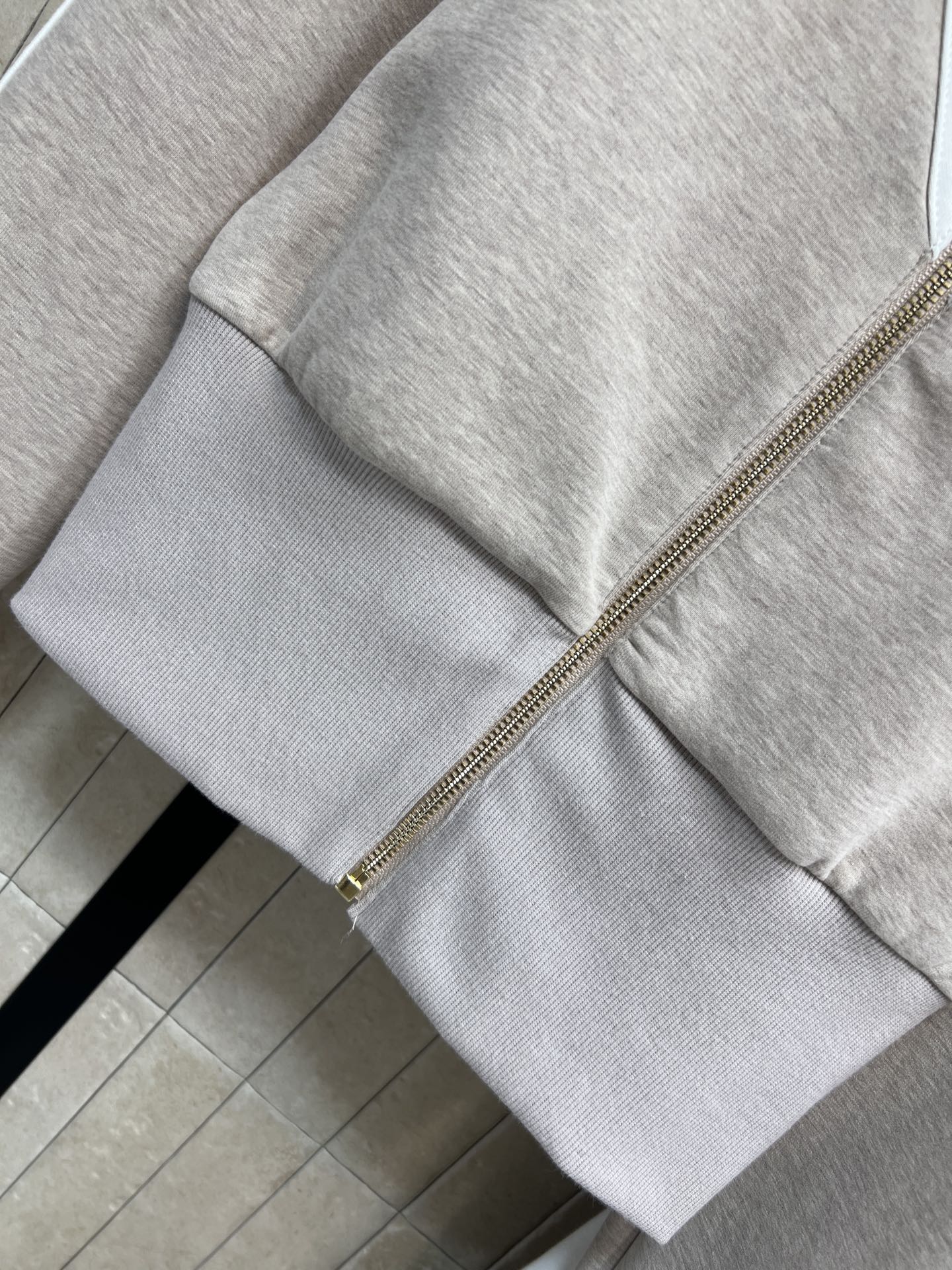 L家 26早春早春 灰色运动风阔腿裤套装 立领拉链外套+高腰阔腿裤 棉质面料柔软舒适 白色条纹拼接设计超