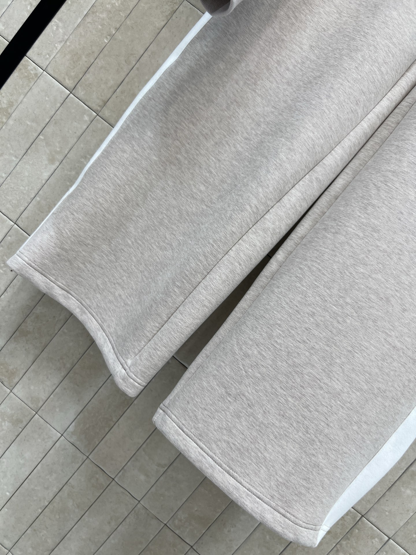 L家 26早春早春 灰色运动风阔腿裤套装 立领拉链外套+高腰阔腿裤 棉质面料柔软舒适 白色条纹拼接设计超