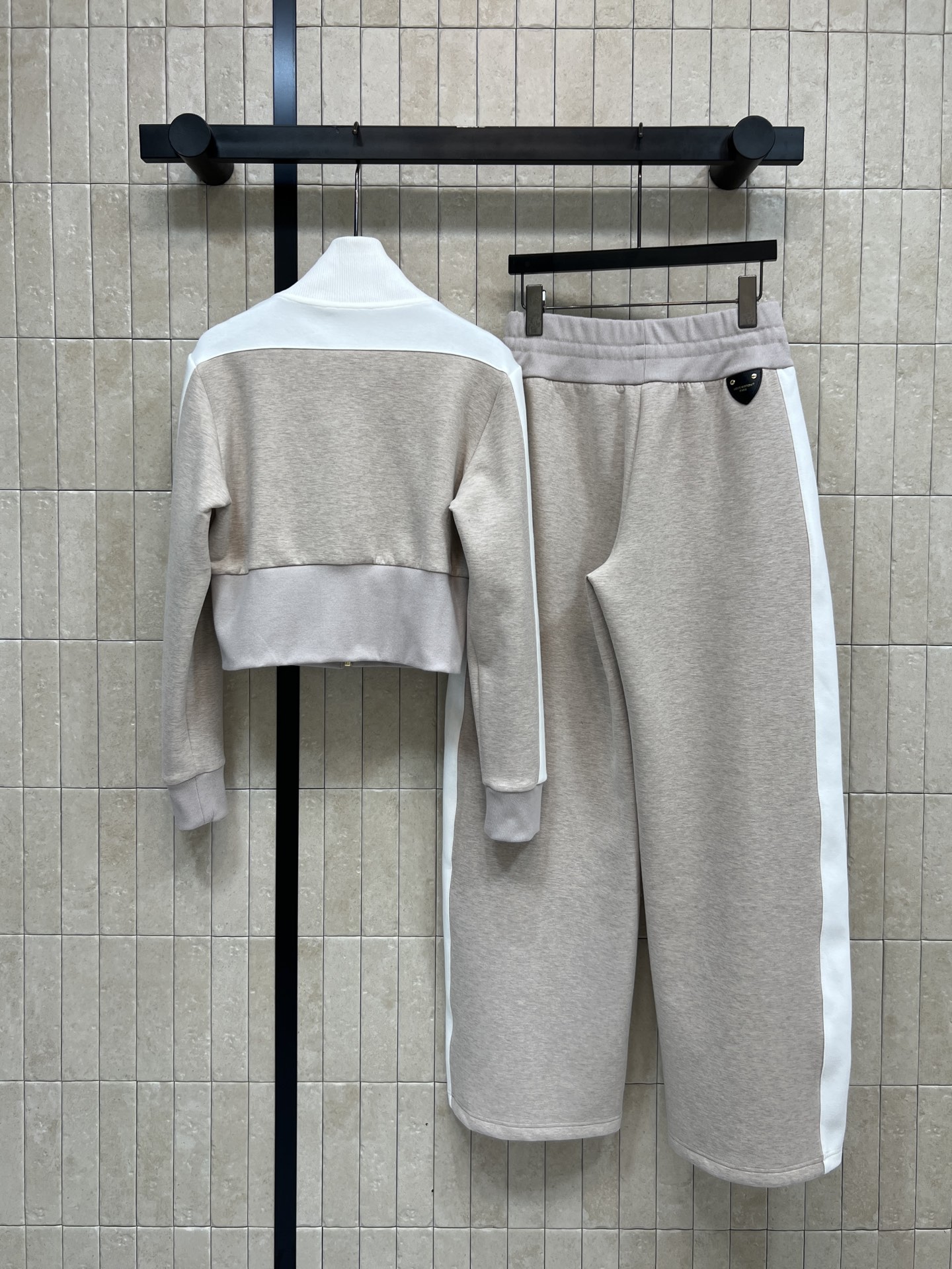 L家 26早春早春 灰色运动风阔腿裤套装 立领拉链外套+高腰阔腿裤 棉质面料柔软舒适 白色条纹拼接设计超