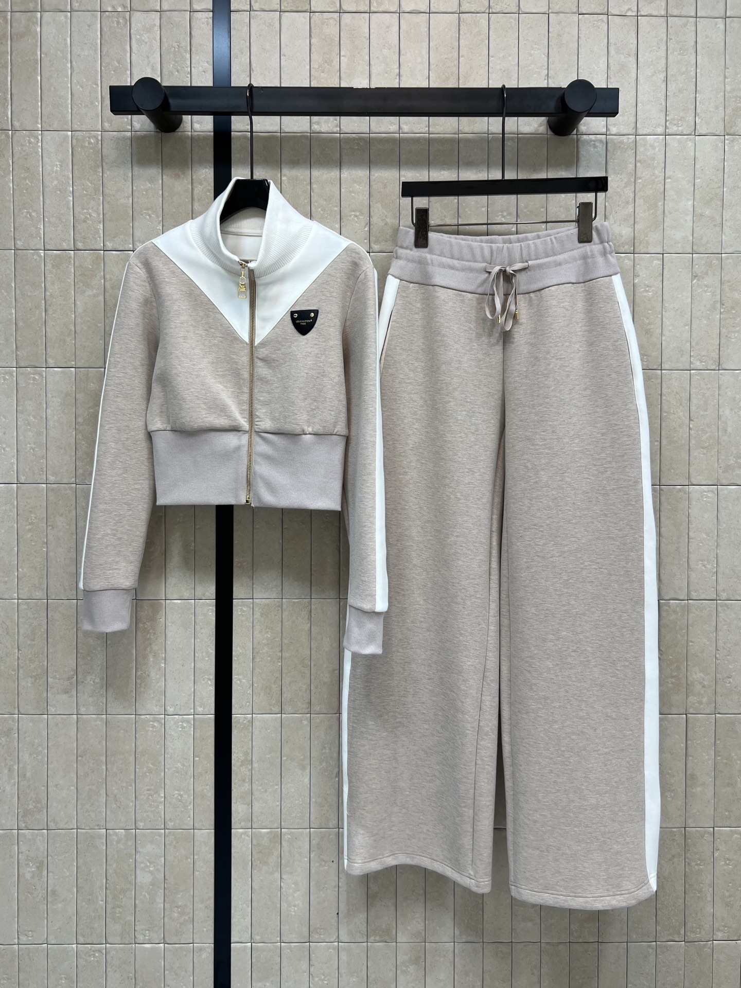 NO:738811,L Home 26 Early Spring Gray sports-style wide-leg pants suit Stand-up collar zipper jacket + high-waisted wide-leg pants The cotton fabric is soft and comfortable White striped splicing design is super layered The pants have an elastic waist + drawstring waist Suitable for a variety of body shapes The loose version allows for free movement. It is OK for daily outings or leisure!  The overall design is simple and versatile. It looks great with sports shoes and casual shoes. It is easy to create a casual fashion sense. Four sizes in one color, Size/S-M-L- XL, Louis Vuitton, sneakers, jackets & coats,19860909L家 26早春早春 灰色运动风阔腿裤套装 立领拉链外套+高腰阔腿裤 棉质面料柔软舒适 白色条纹拼接设计超有层次感 裤子松紧腰+抽绳收腰 适合多种身材 宽松版型活动自如 日常出街或休闲都很OK！整体简约百搭 随便配运动鞋、休闲鞋都很出彩 轻松打造随性时尚感 一色四码Size/S-M-L- XL,,louis vuitton,sneakers,jackets & coats,,Women's clothing