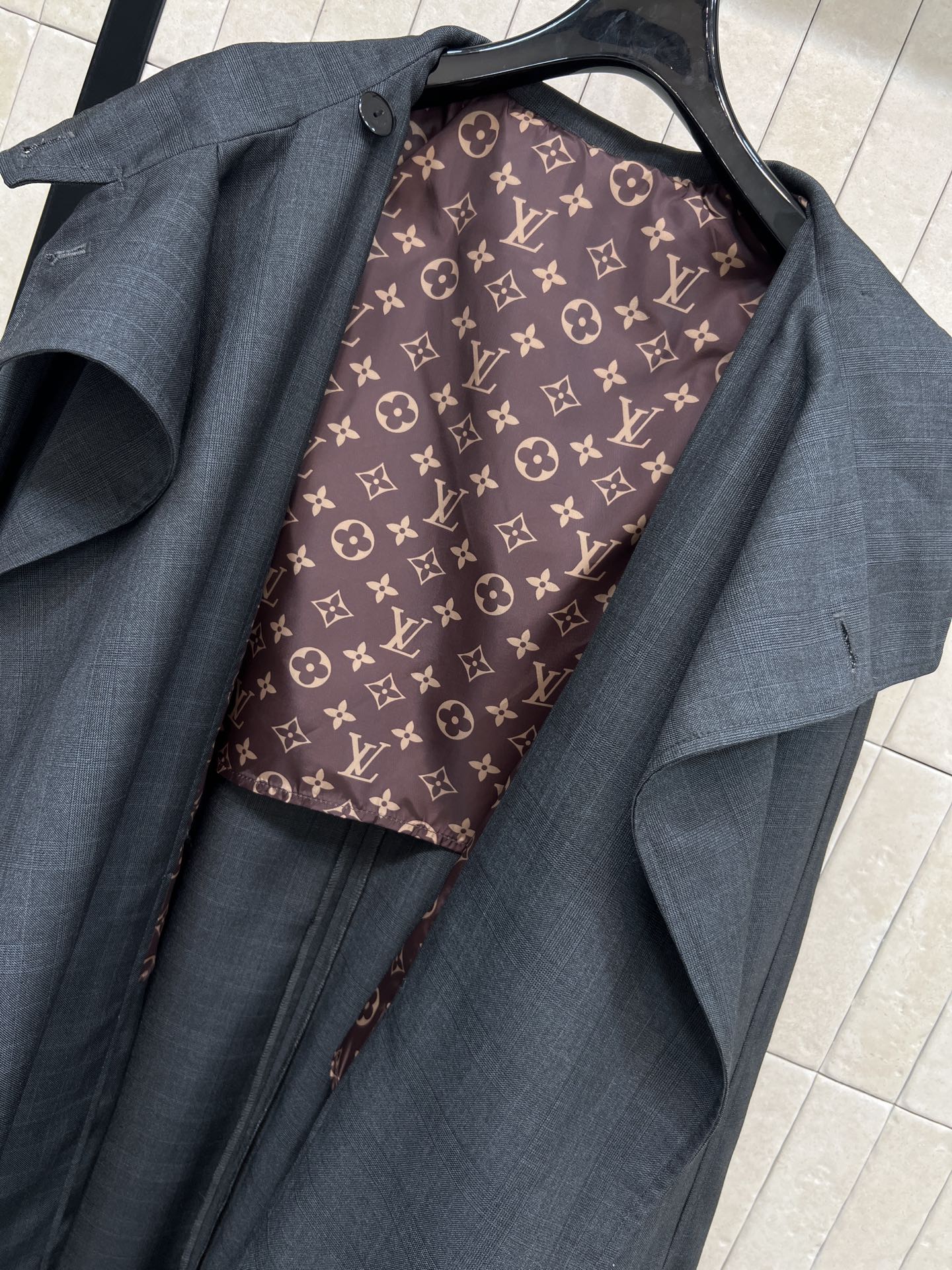 L家 26早春新款 深灰色系带风衣 简约大气 早春穿搭必备！高品质混纺面料 柔软又保暖 立领+腰带设计超