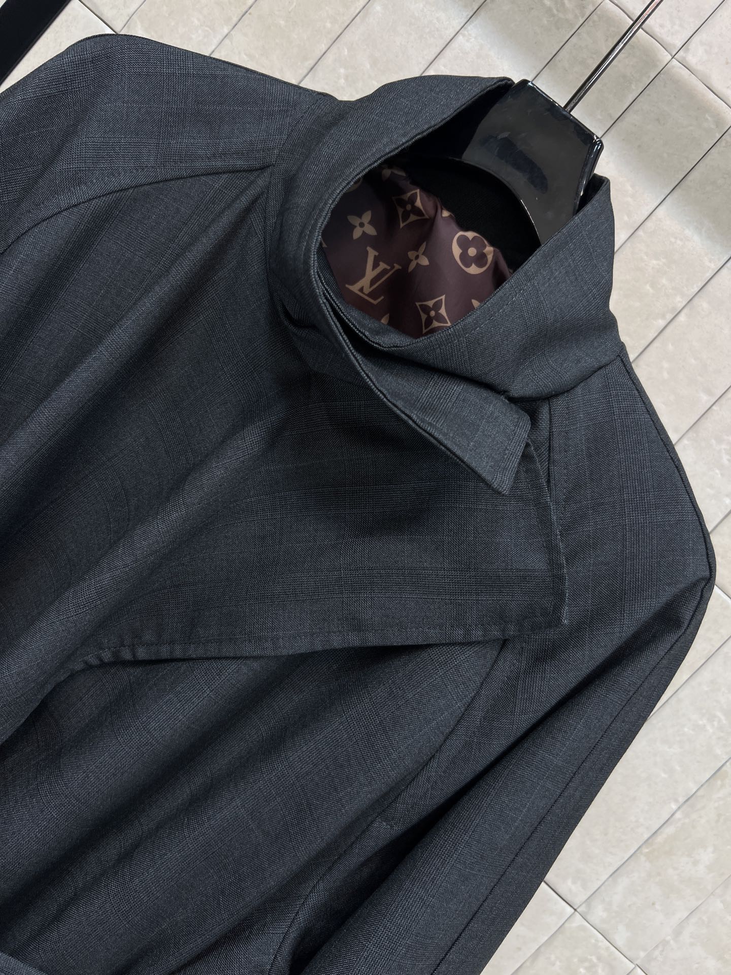 L家 26早春新款 深灰色系带风衣 简约大气 早春穿搭必备！高品质混纺面料 柔软又保暖 立领+腰带设计超