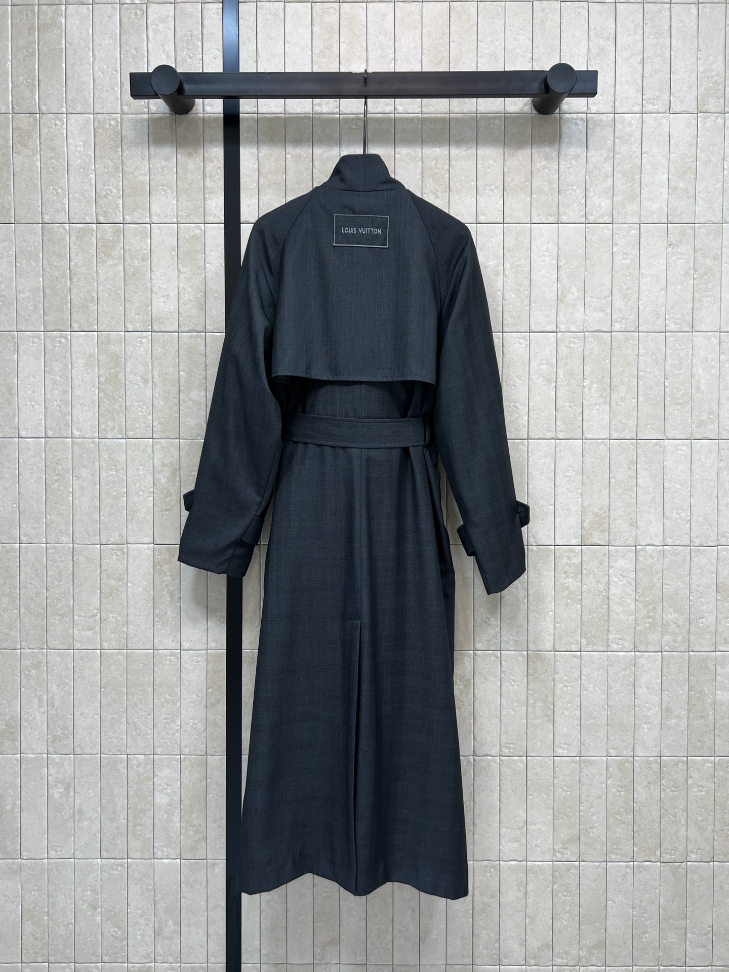 L家 26早春新款 深灰色系带风衣 简约大气 早春穿搭必备！高品质混纺面料 柔软又保暖 立领+腰带设计超