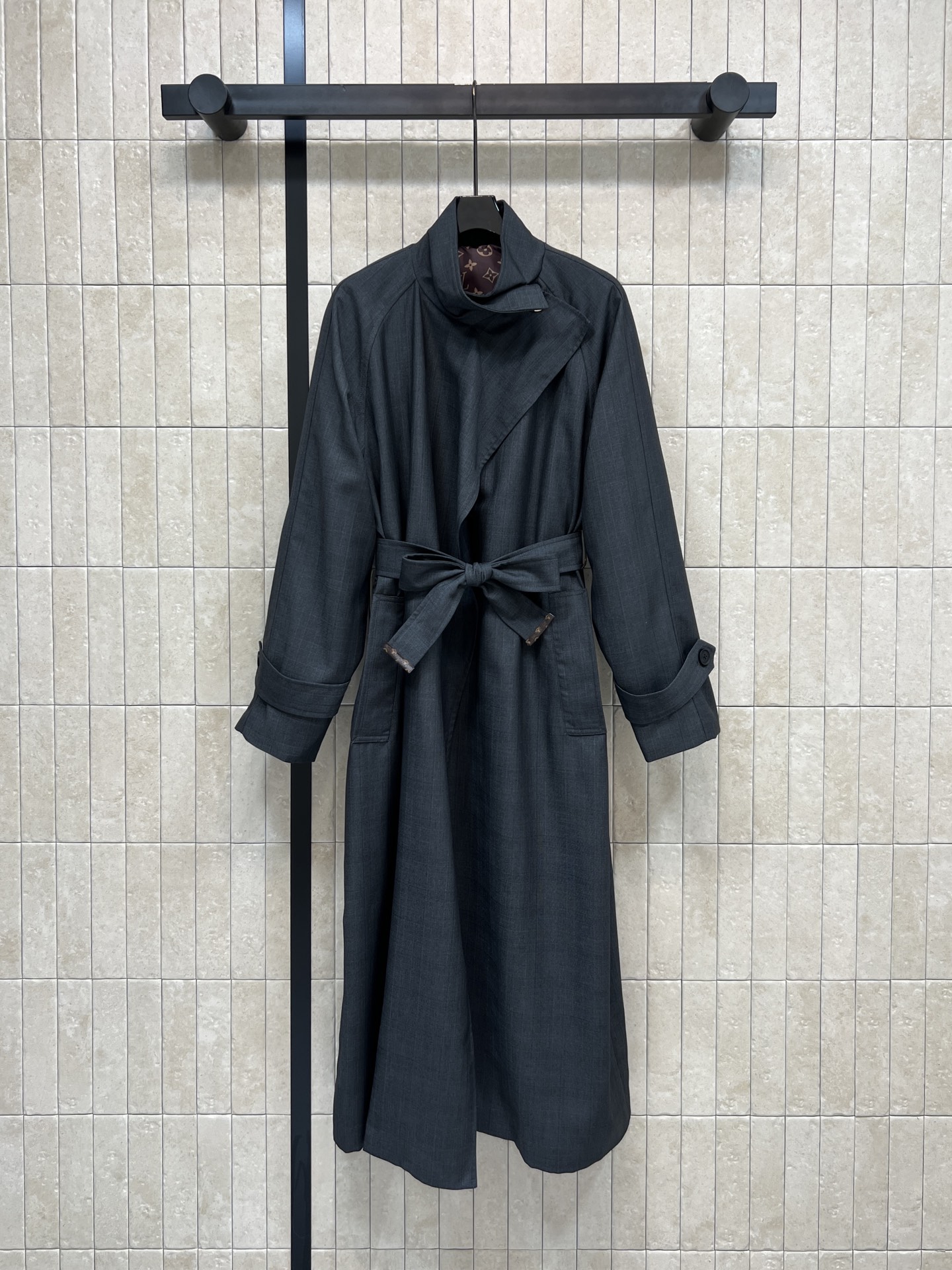 NO:738809,L's new 26 early spring style dark gray strappy windbreaker, simple and elegant, a must-have for early spring!  High-quality blended fabric is soft and warm. The stand-up collar + belt design is very elegant and can also modify the body shape. The mid-length version has classic presbyopia lining inside. It is suitable for commuting, dating, and daily outings. The cuffs are adjustable, practical and fashionable. The dark gray is versatile and not picky. It has a sense of atmosphere when paired with sweaters and shirts. It is easy to create a high-end look!  Four sizes in one color Size/S-M-L- XL,,louis vuitton,sweaters,shirts,19860909L家 26早春新款 深灰色系带风衣 简约大气 早春穿搭必备！高品质混纺面料 柔软又保暖 立领+腰带设计超显气质 还能修饰身形 中长款版型 里面拼接经典老花内衬 通勤、约会、日常出街都很适合 袖口可调节 实用又时髦 深灰色百搭不挑人 随便搭配毛衣、衬衫都很有氛围感 轻松打造高级感穿搭！一色四码Size/S-M-L- XL,,louis vuitton,sweaters,shirts,,Women's clothing