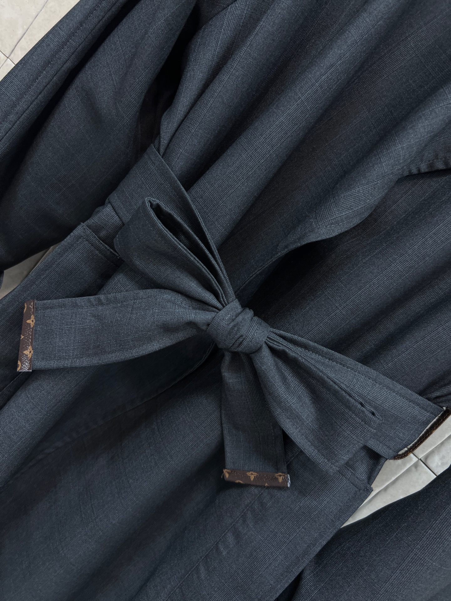 L家 26早春新款 深灰色系带风衣 简约大气 早春穿搭必备！高品质混纺面料 柔软又保暖 立领+腰带设计超