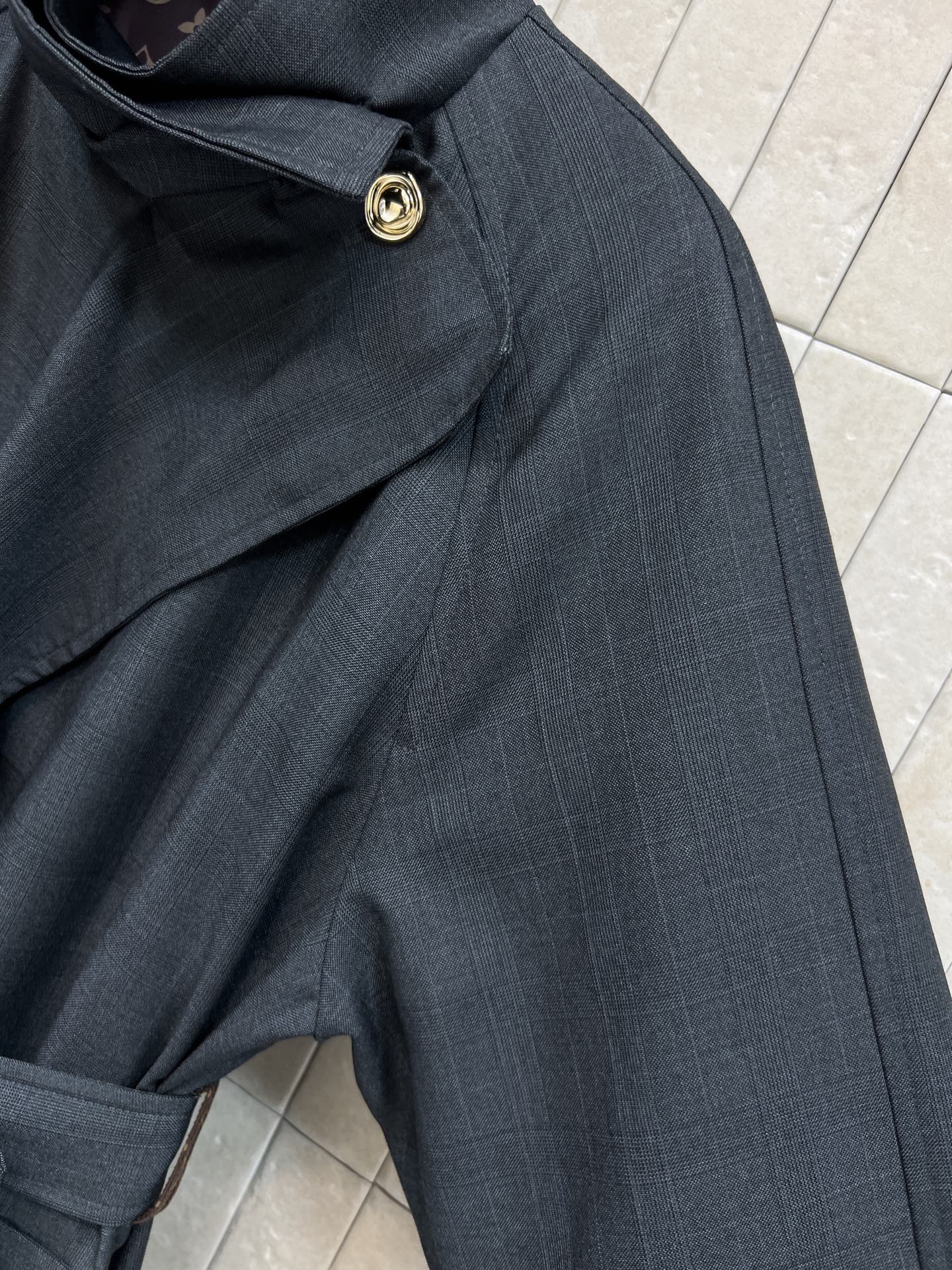 L家 26早春新款 深灰色系带风衣 简约大气 早春穿搭必备！高品质混纺面料 柔软又保暖 立领+腰带设计超