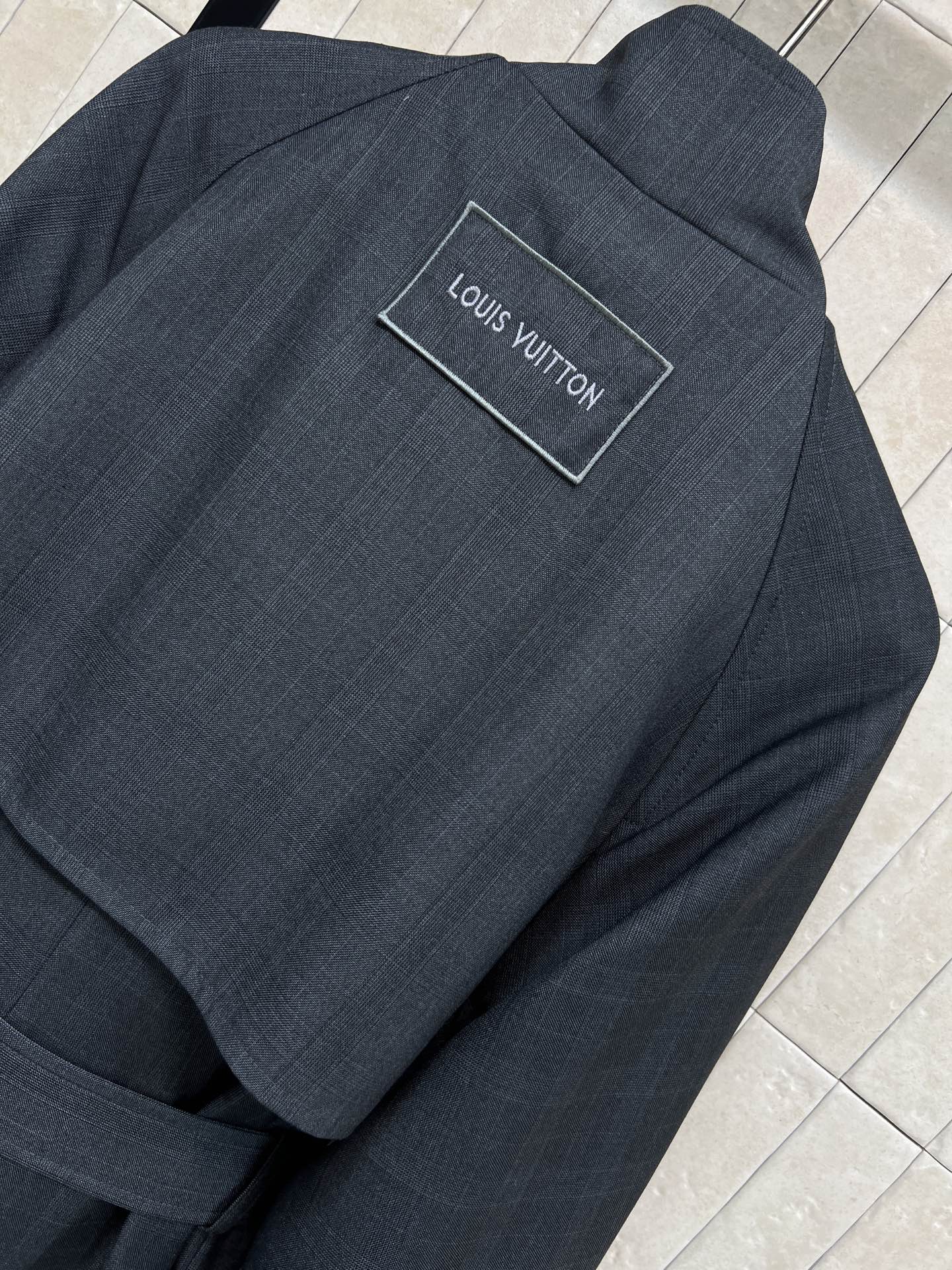 L家 26早春新款 深灰色系带风衣 简约大气 早春穿搭必备！高品质混纺面料 柔软又保暖 立领+腰带设计超