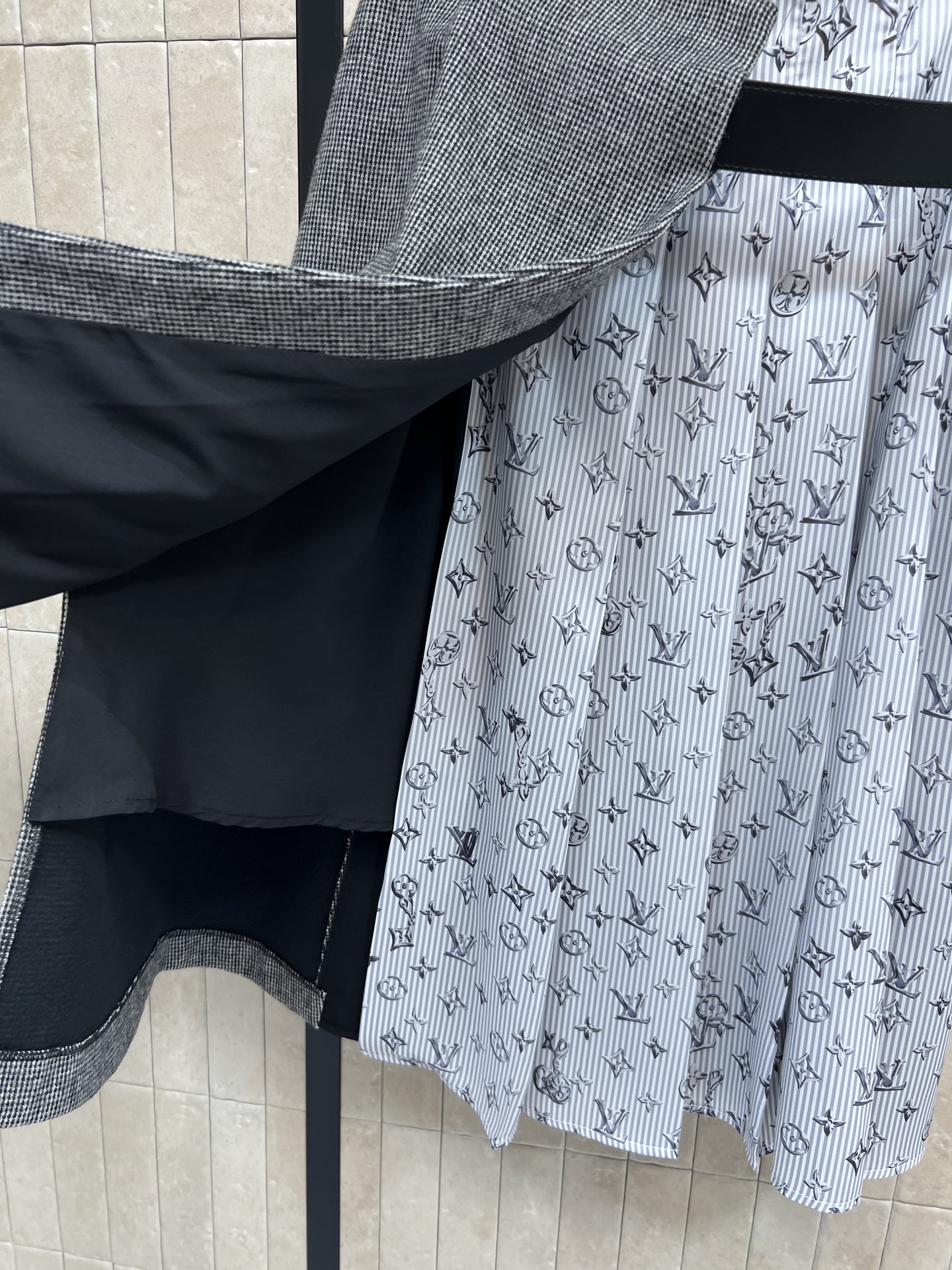 L家 26早春新款 拼接设计半身裙 深色主调+老花图案印花面料+黑色面料 一片式压褶拼接设计超有层次感 