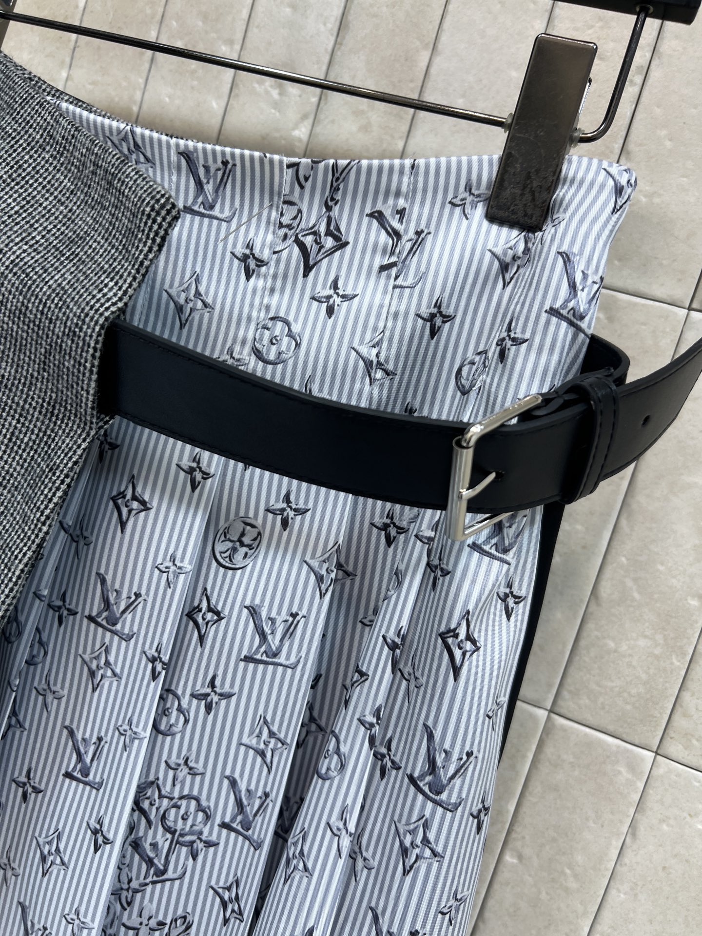 L家 26早春新款 拼接设计半身裙 深色主调+老花图案印花面料+黑色面料 一片式压褶拼接设计超有层次感 