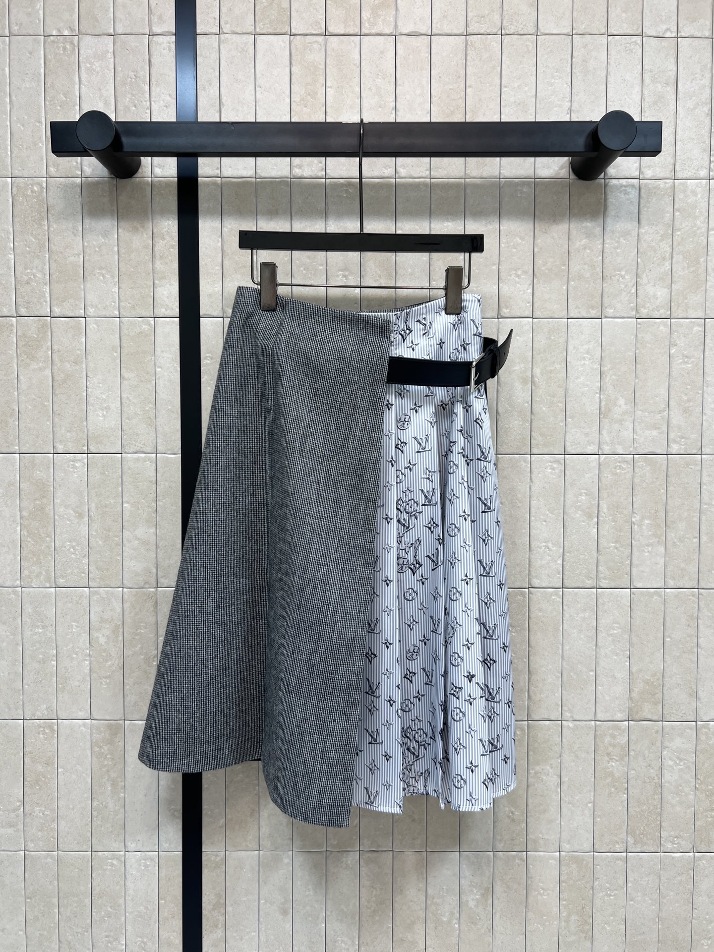 NO:738815,L's 26 early spring new style skirt with splicing design. Dark main tone + presbyopic pattern printed fabric + black fabric. One-piece pleated splicing design with super layered feel. Leather belt embellished at the waist. Perfect details. Easy to control for daily commuting or leisure. It goes well with shirts and knitted sweaters. Easily switch between multiple styles. Four sizes in one color. Size/S-M-L- XL, Louis Vuitton, skirts, shirts,19860909L家 26早春新款 拼接设计半身裙 深色主调+老花图案印花面料+黑色面料 一片式压褶拼接设计超有层次感 腰部皮革腰带饰带点缀 细节满分 日常通勤或休闲都能轻松驾驭 搭配衬衫、针织衫都很出彩 轻松切换多种风格 一色四码Size/S-M-L- XL,,louis vuitton,skirts,shirts,,Women's clothing