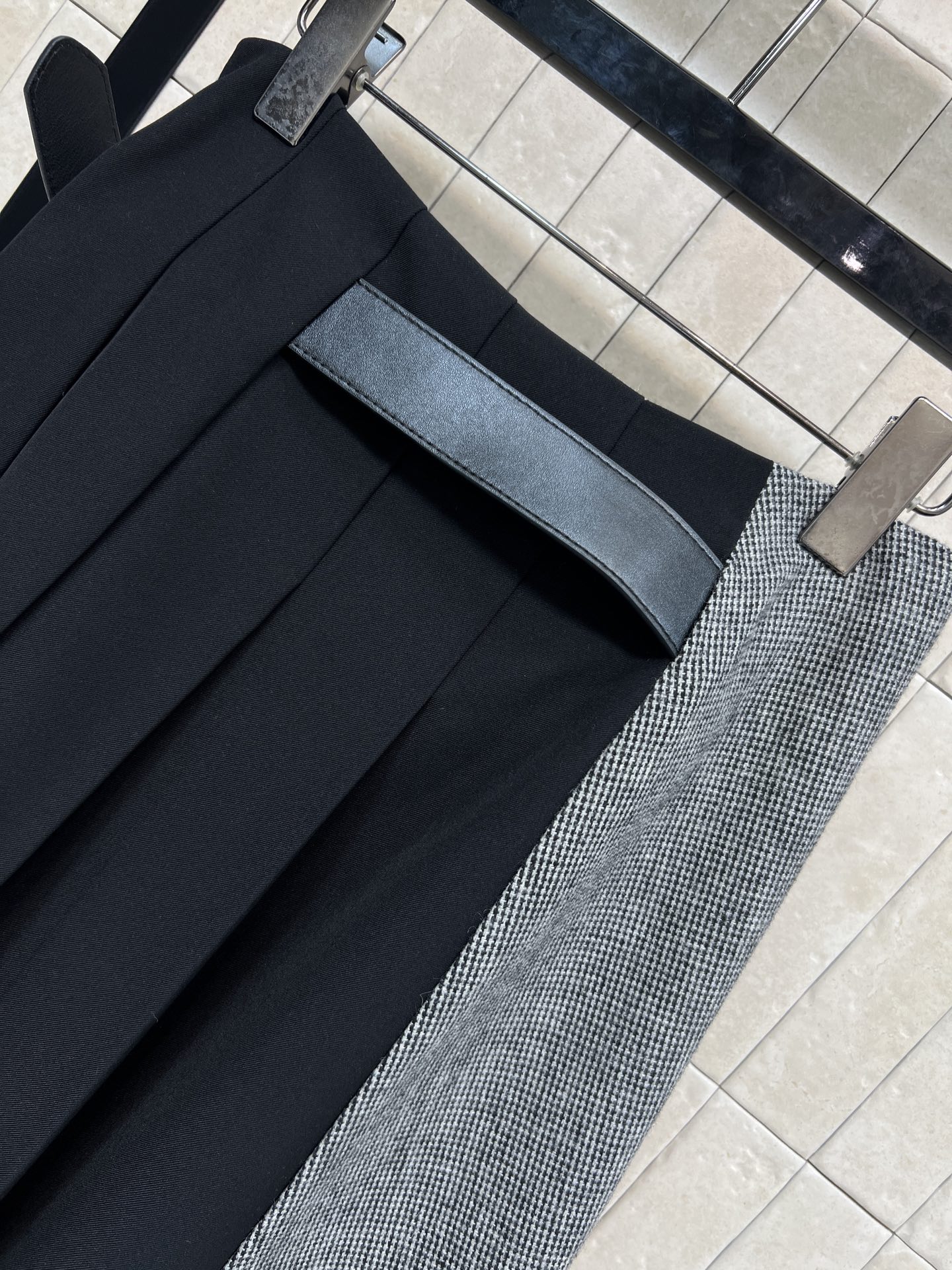 L家 26早春新款 拼接设计半身裙 深色主调+老花图案印花面料+黑色面料 一片式压褶拼接设计超有层次感 