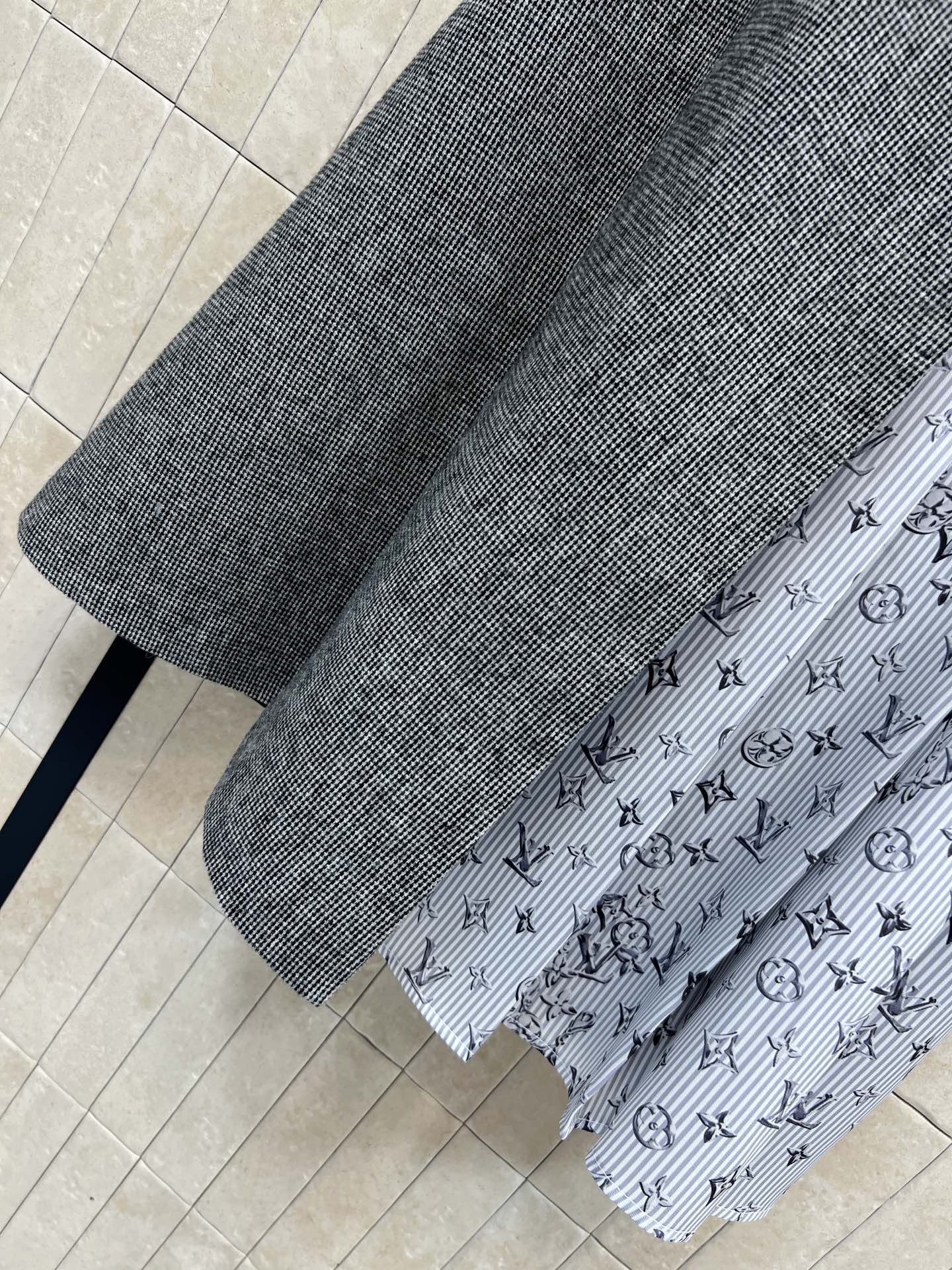 L家 26早春新款 拼接设计半身裙 深色主调+老花图案印花面料+黑色面料 一片式压褶拼接设计超有层次感 