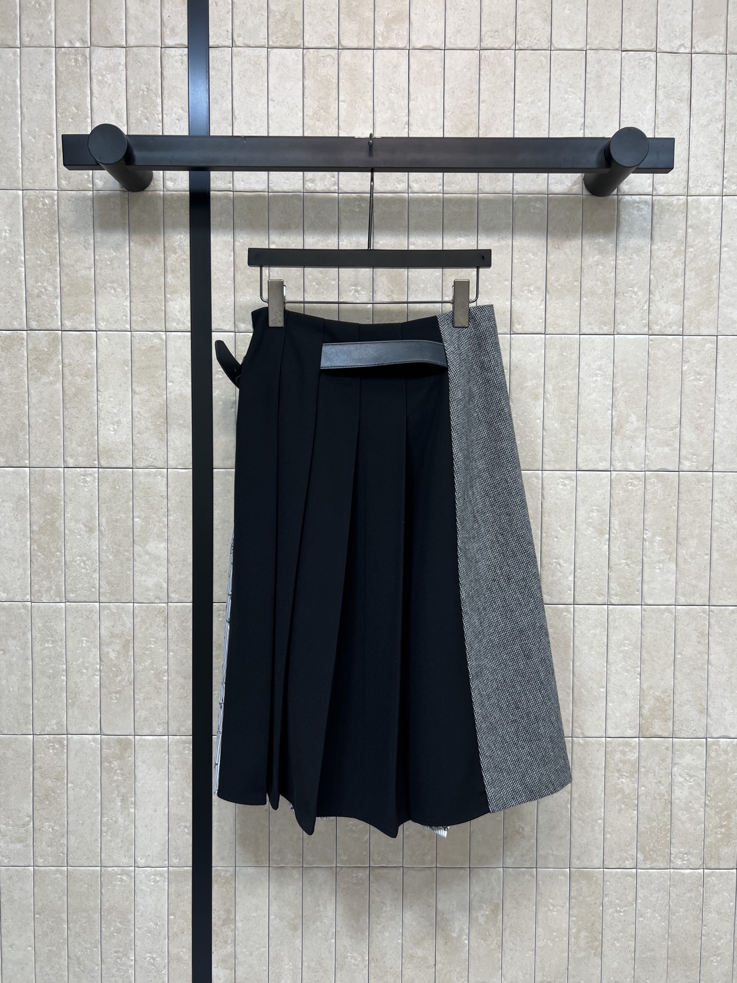 L家 26早春新款 拼接设计半身裙 深色主调+老花图案印花面料+黑色面料 一片式压褶拼接设计超有层次感 