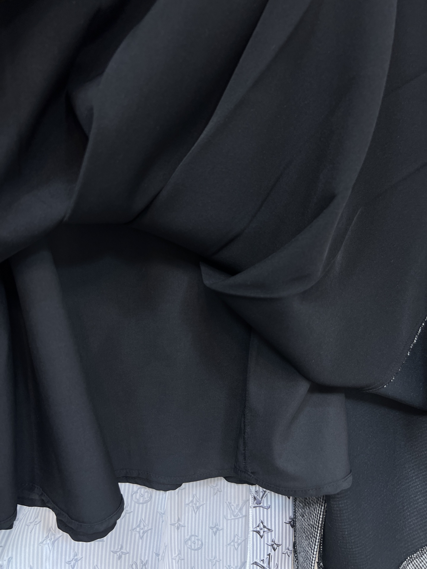 L家 26早春新款 拼接设计半身裙 深色主调+老花图案印花面料+黑色面料 一片式压褶拼接设计超有层次感 