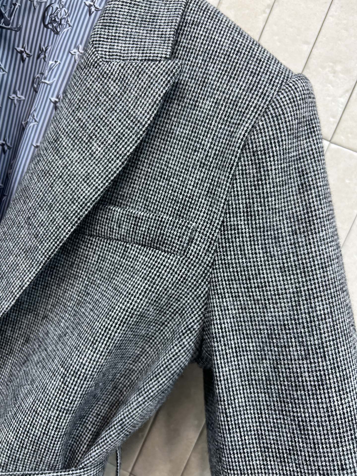 L家 26早春新款 灰色束腰西装外套 羊毛混纺面料 柔软又保暖 秋冬穿超合适！本布腰带束腰 勾勒腰线 显