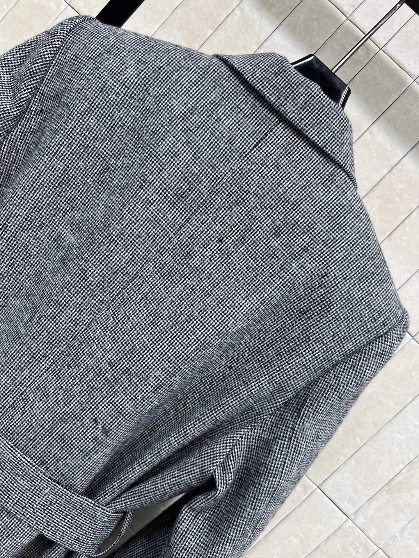 L家 26早春新款 灰色束腰西装外套 羊毛混纺面料 柔软又保暖 秋冬穿超合适！本布腰带束腰 勾勒腰线 显