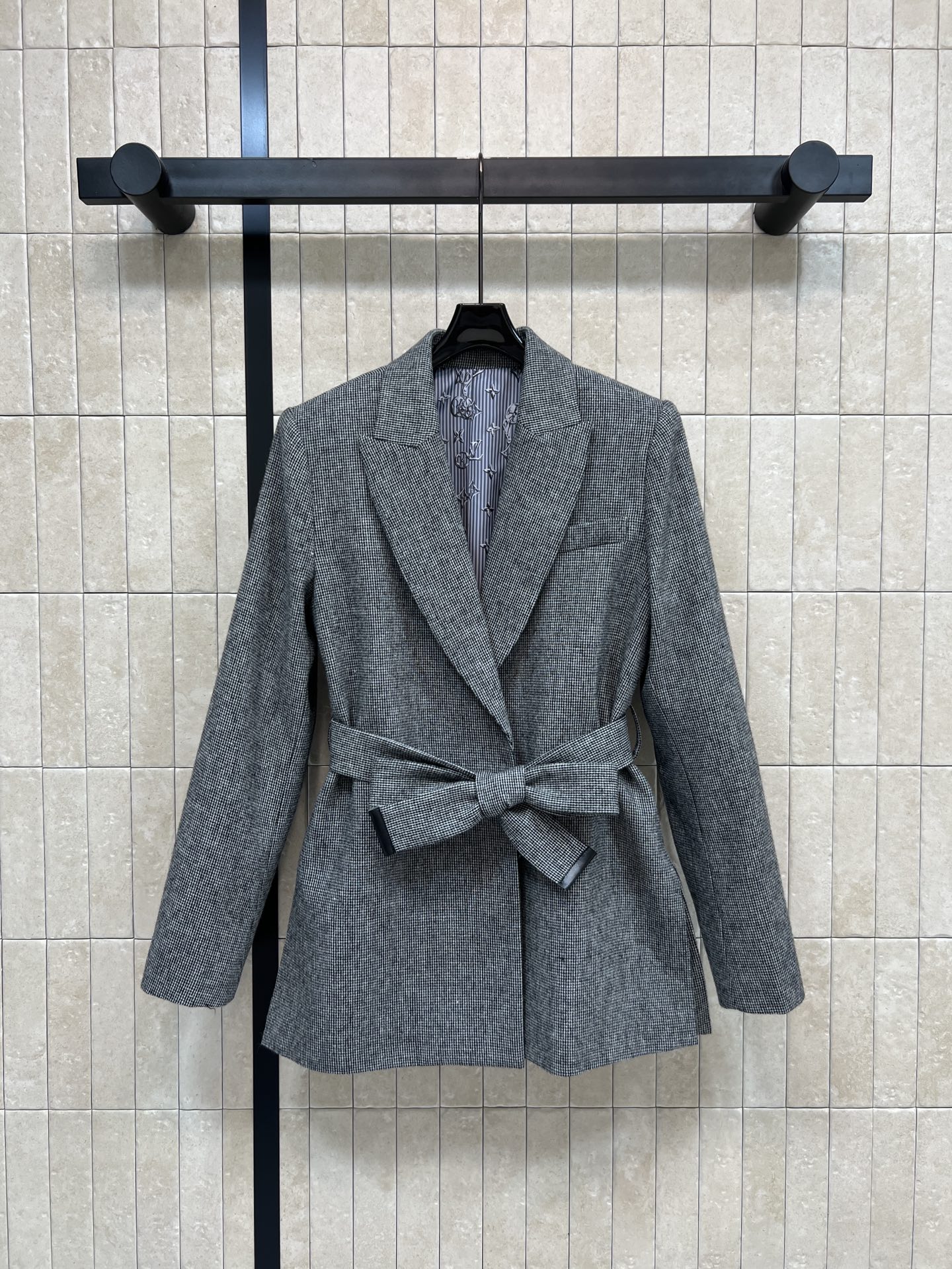 NO:738817,L's 26th early spring new style gray belted suit jacket made of wool blended fabric, soft and warm, perfect for autumn and winter!  This fabric belt cinches the waist to outline the waistline and show body proportions. Classic suit style. Single pocket embellishment. Three-dimensional slim fit. Slits on both sides of the hem. The upper body is super aura. Customized presbyopic print lining. Full of high-end feel. The details are perfect. Neutral gray is retro and high-end. It can be easily used for commuting, work and daily life. It looks great with trousers or skirts. Elegant and capable. GetV. Four sizes in one color. Size/S-M-L-XL,,louis  vuitton,skirts,jackets & coats,business suit,19860909L家 26早春新款 灰色束腰西装外套 羊毛混纺面料 柔软又保暖 秋冬穿超合适！本布腰带束腰 勾勒腰线 显身材比例 经典西装版型 单口袋点缀 立体修身剪裁 衣摆两侧开叉设计 上身超级有气场 定制老花印花里衬 满满的高级感扑面而来 细节做工都很完美 中性灰复古又高级 通勤、职场、日常都能轻松驾驭 搭配西裤或裙装都很出彩 优雅干练轻松getV 一色四码Size/S-M-L- XL,,louis vuitton,skirts,jackets & coats,business suit,,Women's clothing