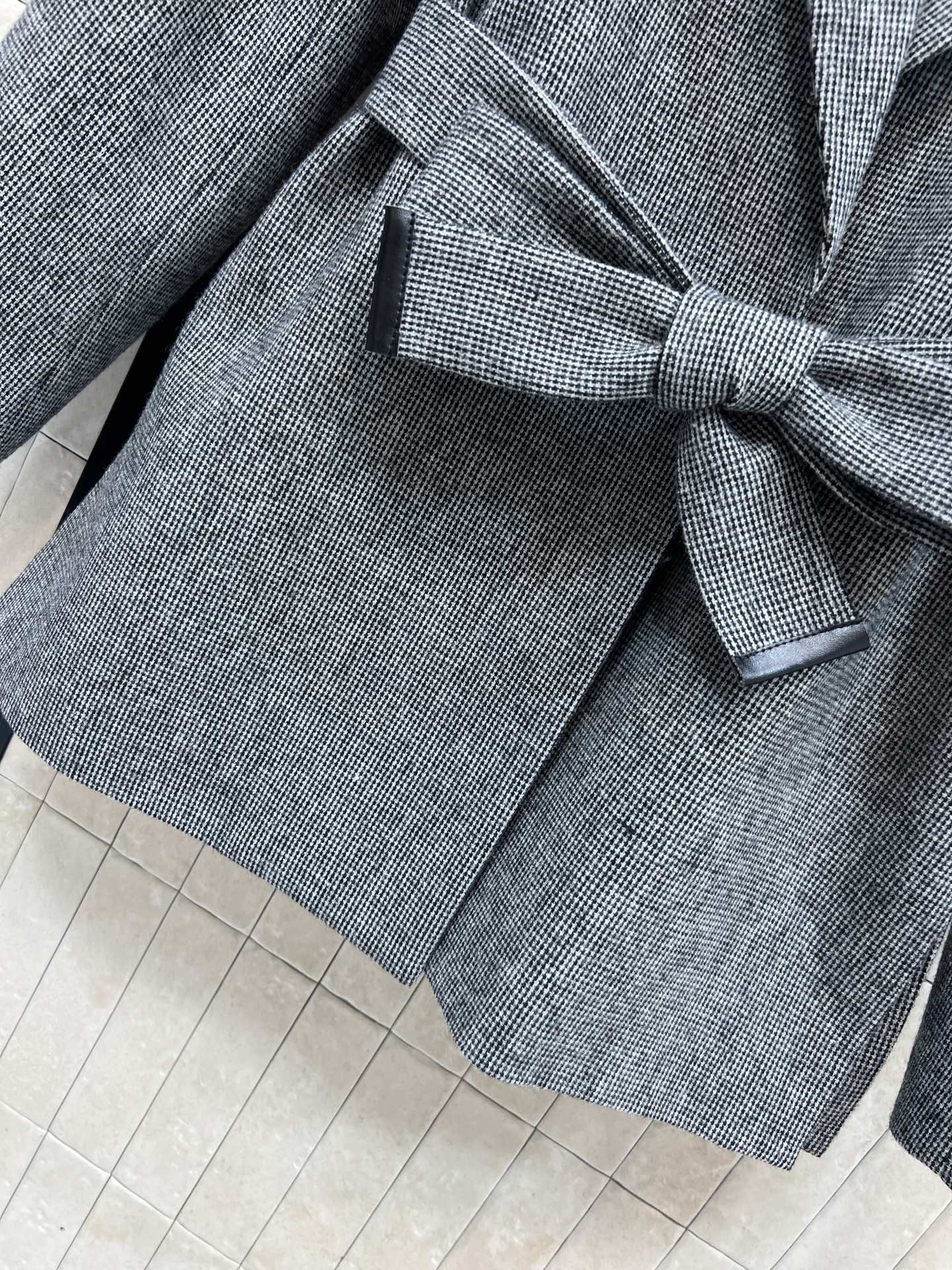 L家 26早春新款 灰色束腰西装外套 羊毛混纺面料 柔软又保暖 秋冬穿超合适！本布腰带束腰 勾勒腰线 显