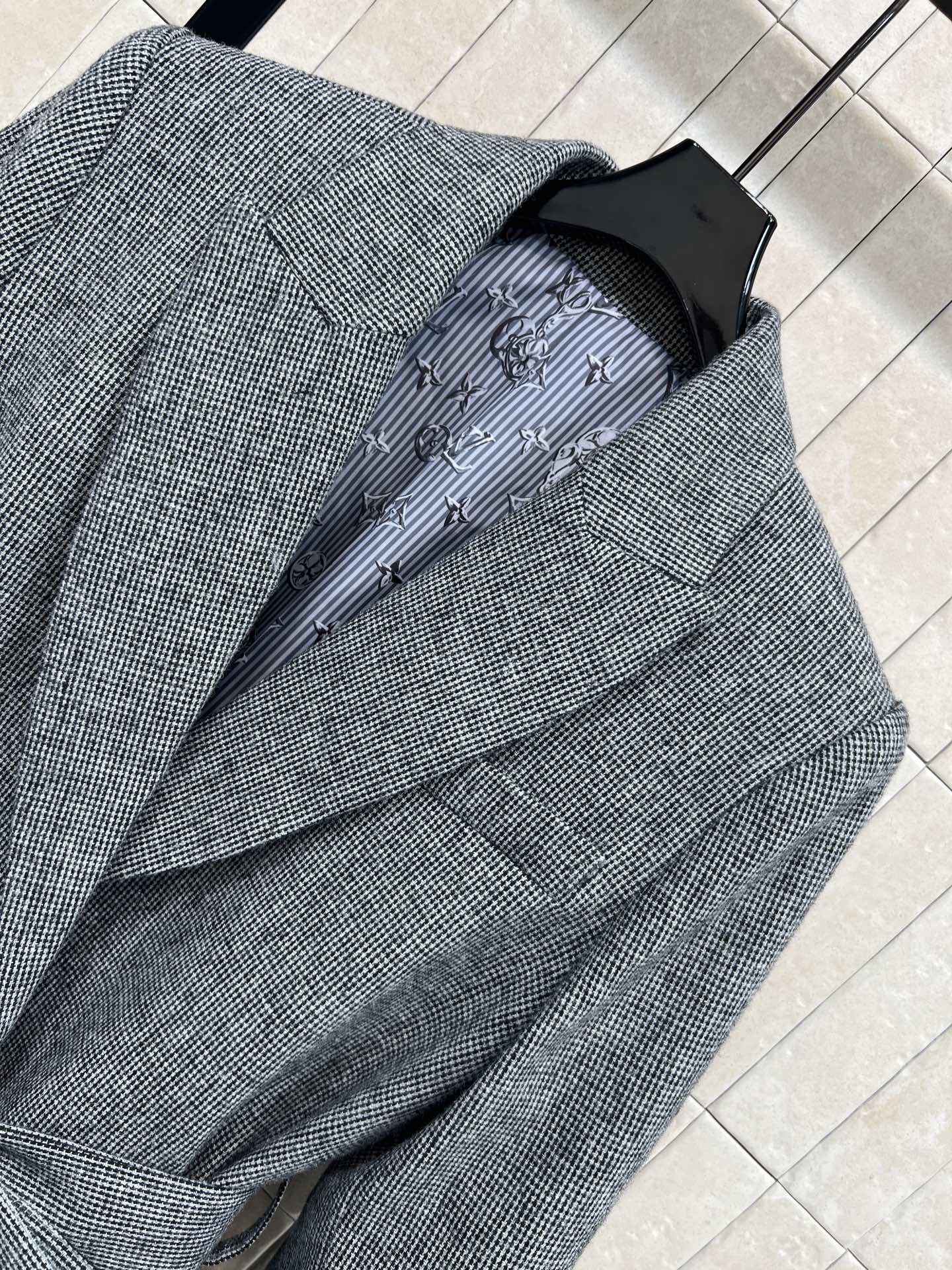 L家 26早春新款 灰色束腰西装外套 羊毛混纺面料 柔软又保暖 秋冬穿超合适！本布腰带束腰 勾勒腰线 显