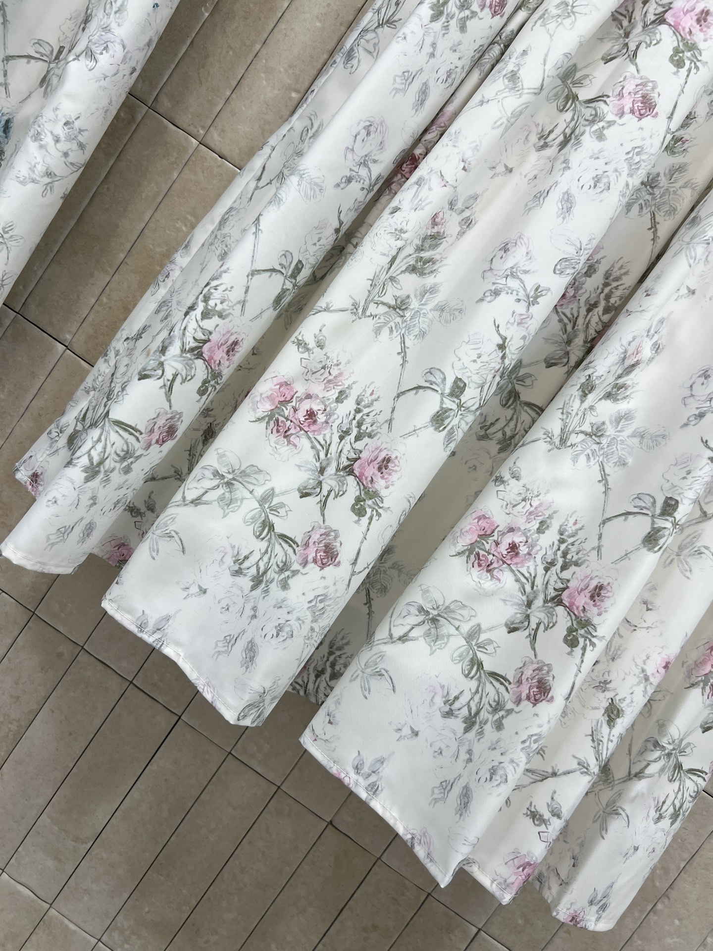 D家 26春夏新款 碎花压褶半身裙 白底配花卉图案 清新优雅 春夏穿超适合！高腰伞裙设计 修饰腰线 裙摆