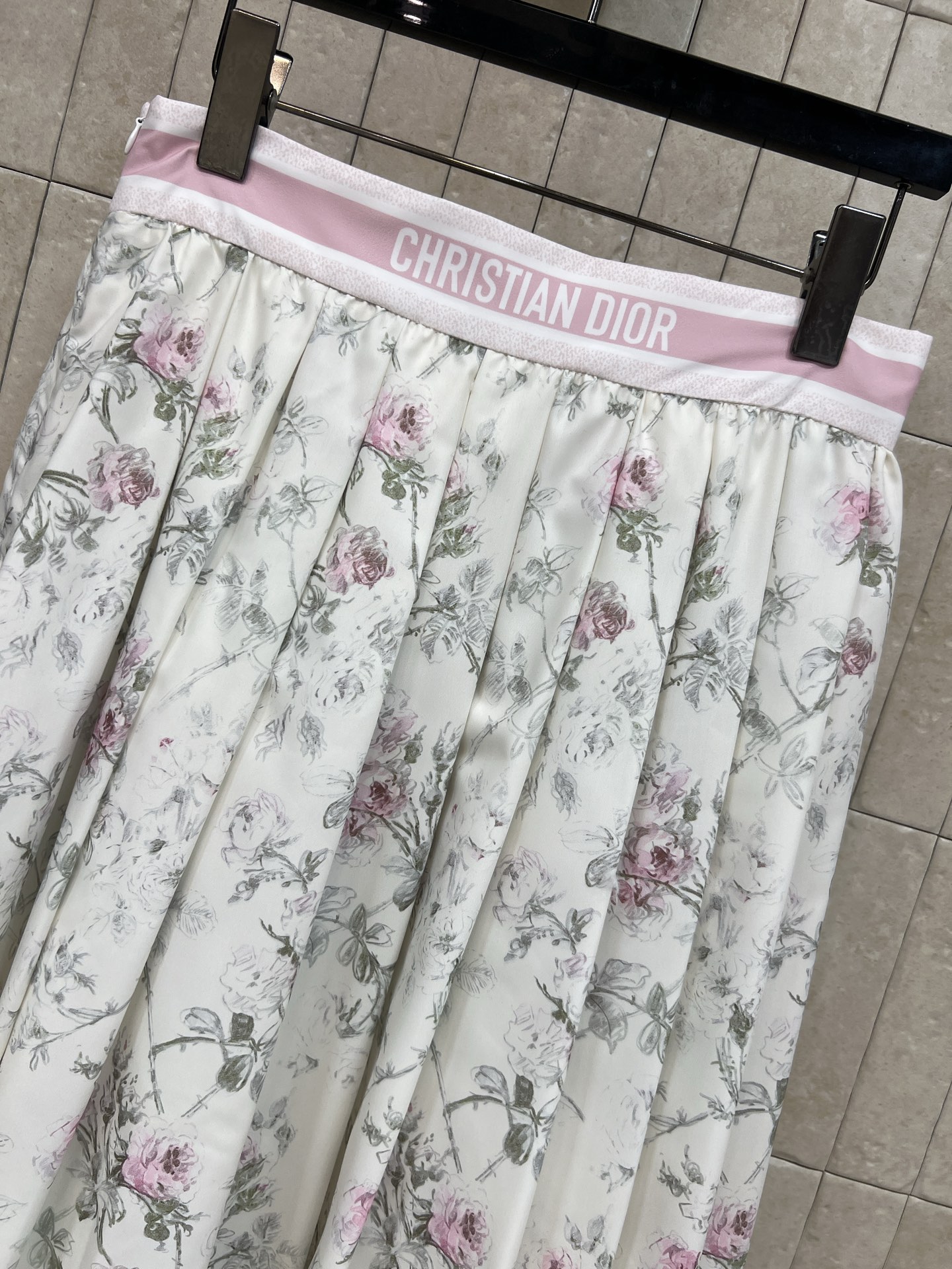 D家 26春夏新款 碎花压褶半身裙 白底配花卉图案 清新优雅 春夏穿超适合！高腰伞裙设计 修饰腰线 裙摆