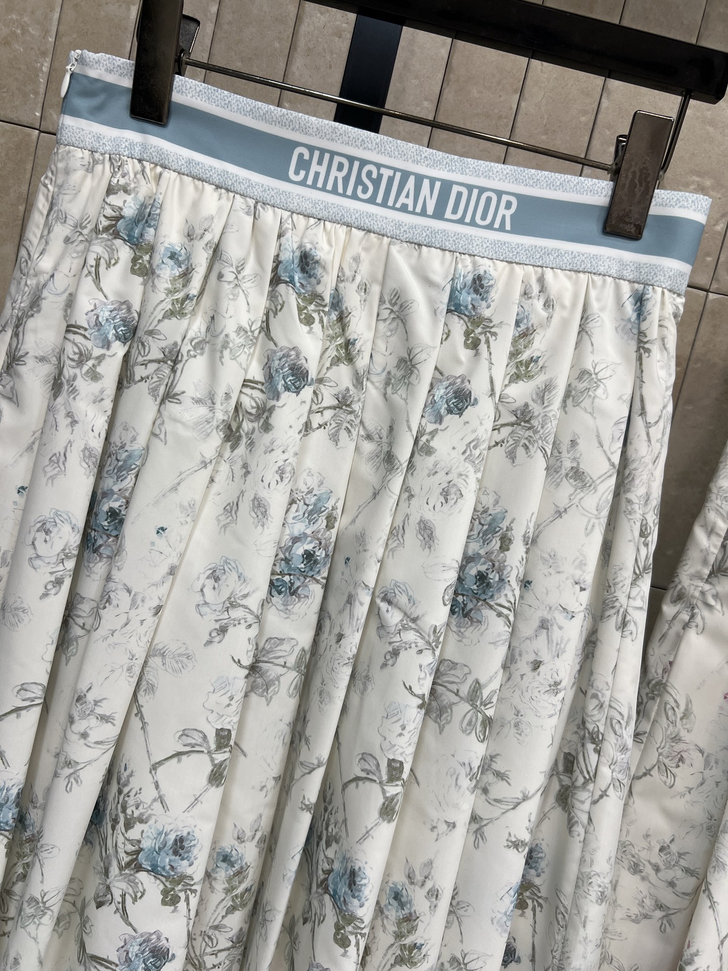 D家 26春夏新款 碎花压褶半身裙 白底配花卉图案 清新优雅 春夏穿超适合！高腰伞裙设计 修饰腰线 裙摆