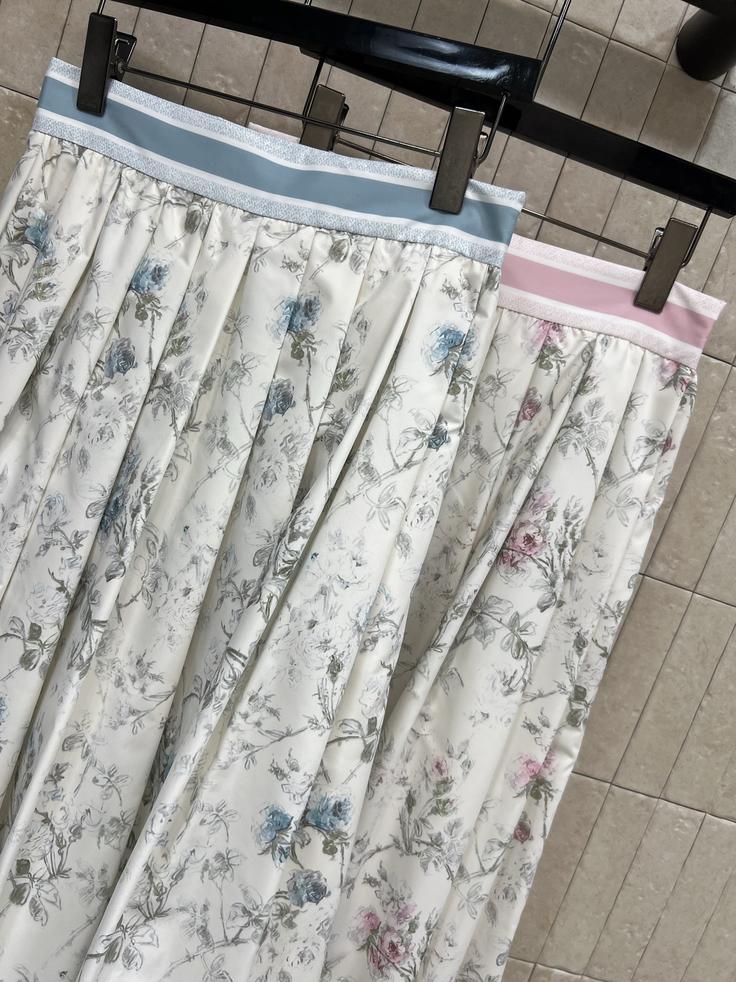 D家 26春夏新款 碎花压褶半身裙 白底配花卉图案 清新优雅 春夏穿超适合！高腰伞裙设计 修饰腰线 裙摆