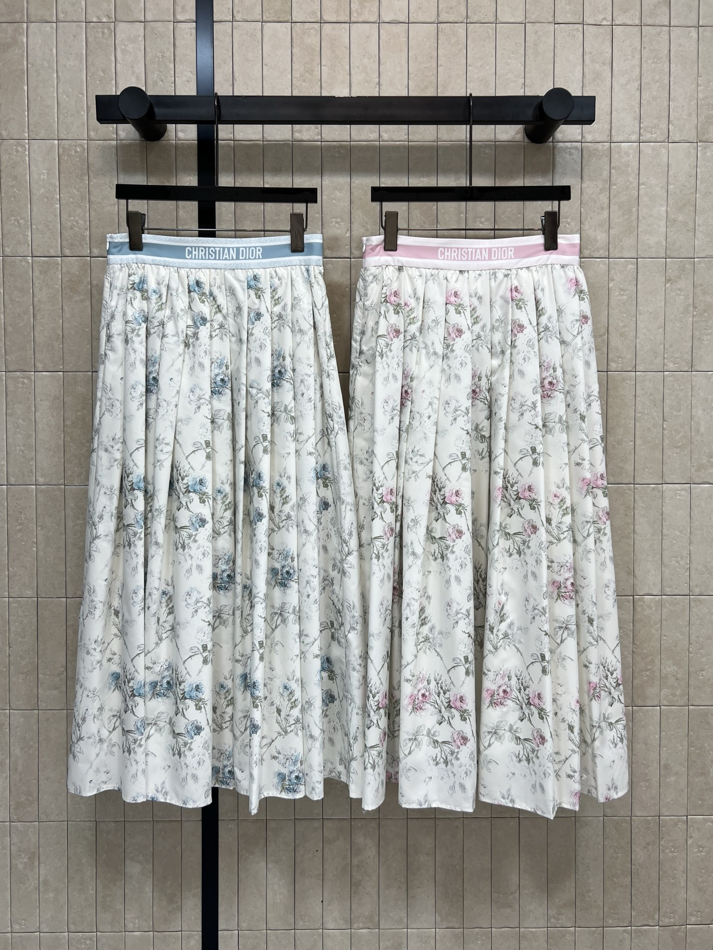 NO:739207,D Home 26 new spring and summer floral pleated skirt, white bottom with floral pattern, fresh and elegant, perfect for spring and summer!  High-waisted umbrella skirt design, modified waistline, naturally draped skirt, giving you a sense of agility when walking, light and breathable fabric, skin-friendly and comfortable lining, elastic waist + side zippers, easy to put on and take off, tolerant of various body types, can be easily matched for daily commuting, dating, and vacation. Pair with simple tops or knitted cardigans, full of gentle atmosphere, two colors and three sizes, Size/S-M-L,, dior, skirts,19860909D家 26春夏新款 碎花压褶半身裙 白底配花卉图案 清新优雅 春夏穿超适合！高腰伞裙设计 修饰腰线 裙摆自然垂坠 走路自带灵动感 面料轻盈透气 内衬亲肤舒适 松紧腰+侧拉链 穿脱方便 包容多种身材 日常通勤、约会、度假都能轻松搭配 配简约上衣或针织开衫 温柔氛围感满分 两色三码 Size/S-M-L,,dior,skirts,,Women's clothing
