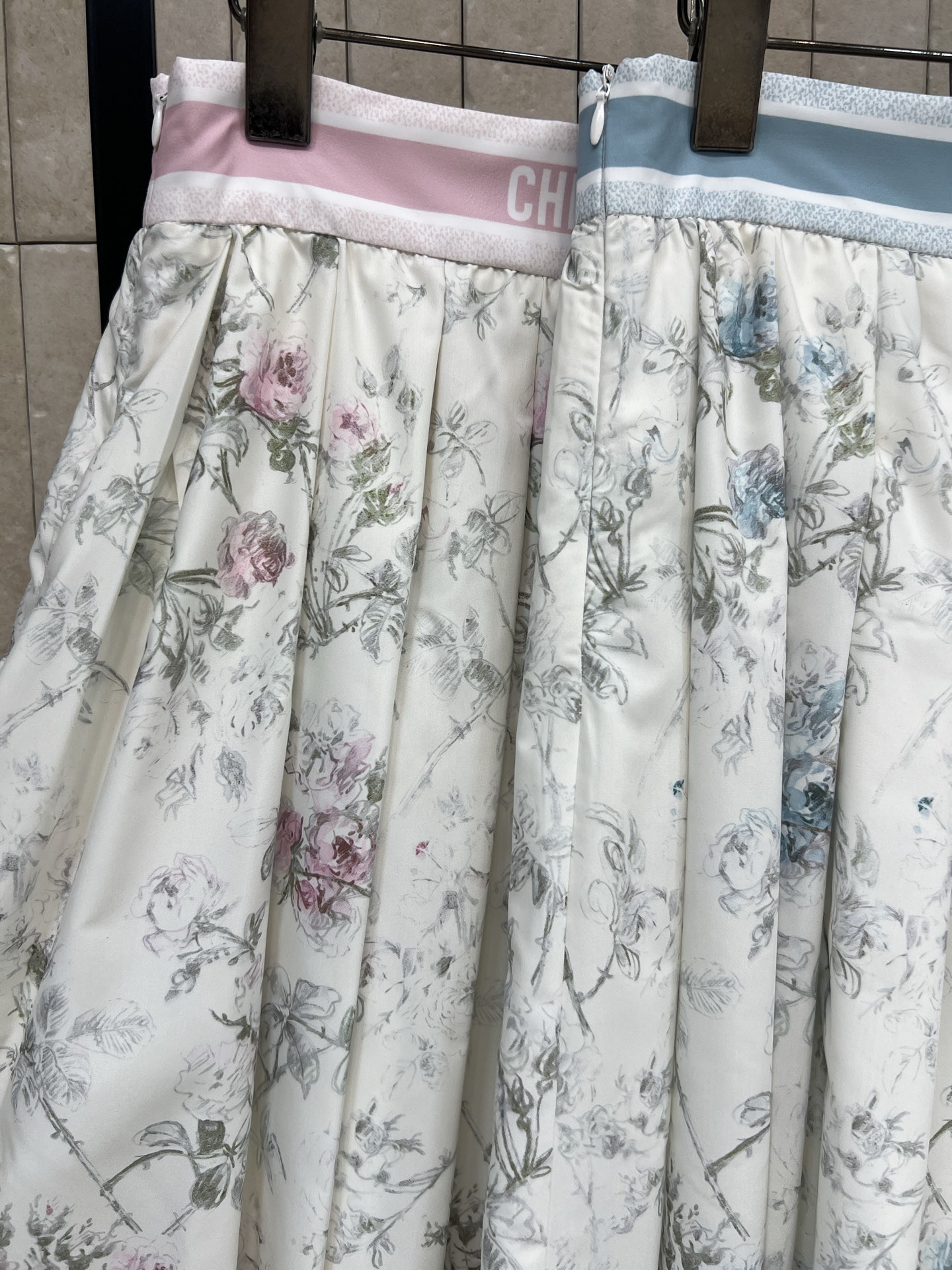 D家 26春夏新款 碎花压褶半身裙 白底配花卉图案 清新优雅 春夏穿超适合！高腰伞裙设计 修饰腰线 裙摆