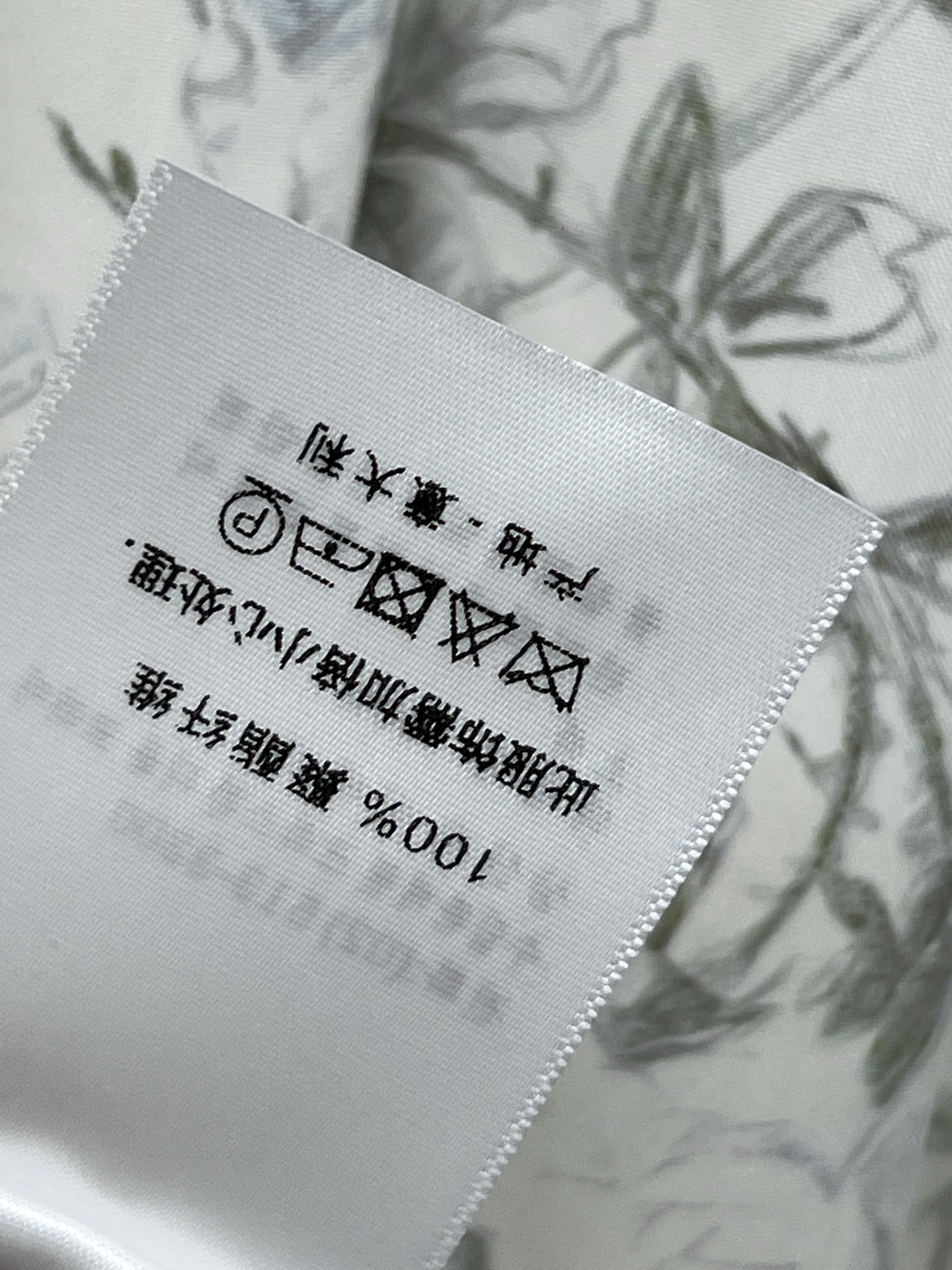 D家 26春夏新款 碎花压褶半身裙 白底配花卉图案 清新优雅 春夏穿超适合！高腰伞裙设计 修饰腰线 裙摆