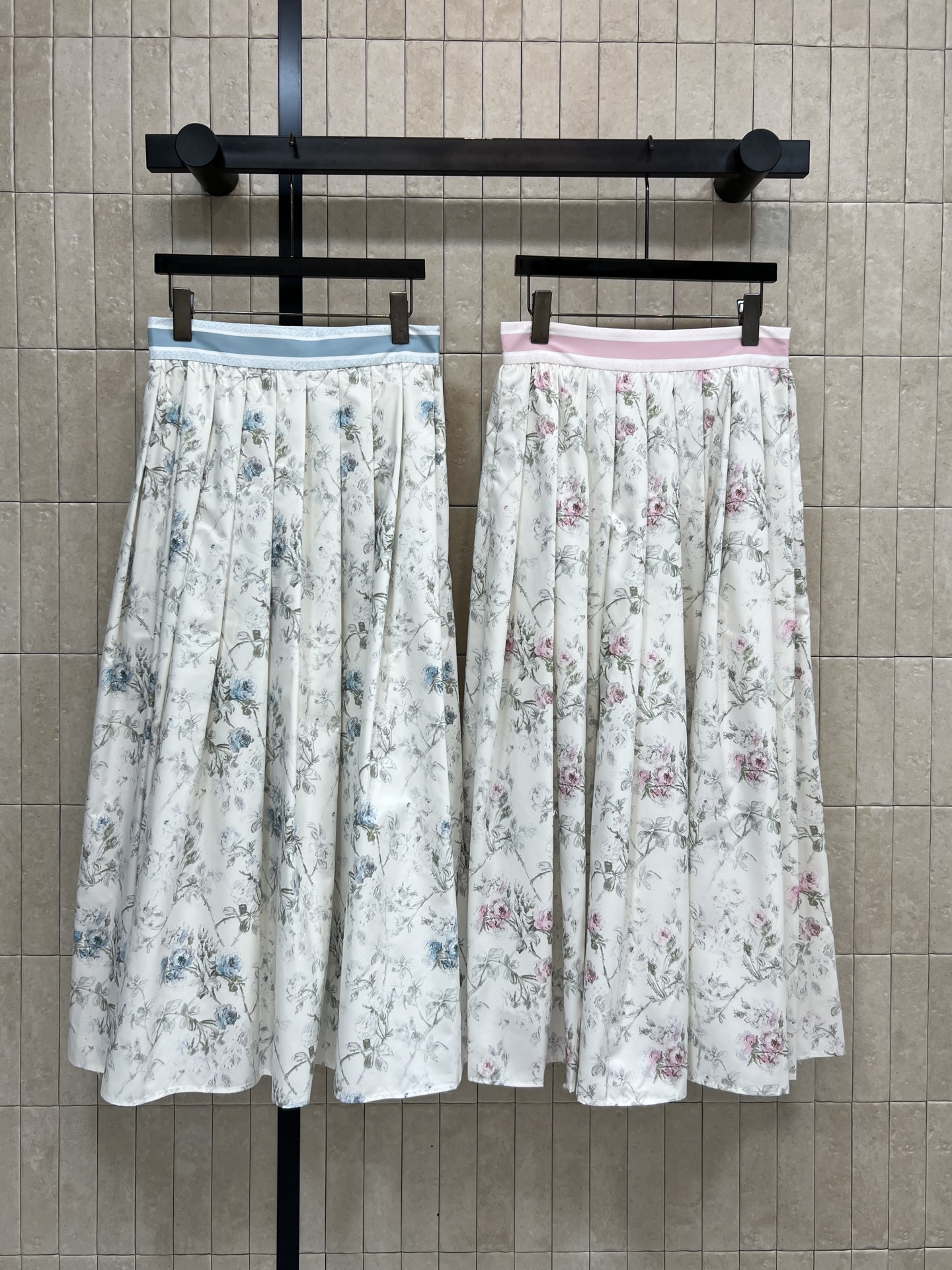 D家 26春夏新款 碎花压褶半身裙 白底配花卉图案 清新优雅 春夏穿超适合！高腰伞裙设计 修饰腰线 裙摆