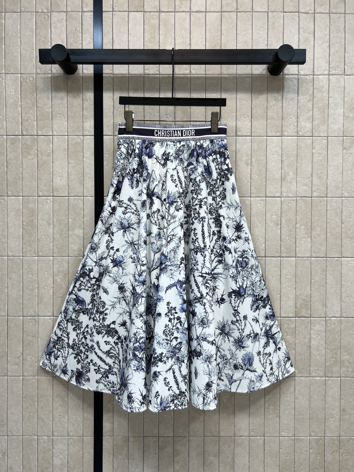 NO:739211,D Home 26 new spring and summer new blue floral print skirt, super comfortable to wear in spring and summer!  The blue and white floral print is fresh and elegant, full of French romantic atmosphere. The high waist + A-line hem design modifies the waistline and lengthens the proportion of the legs, making you appear slimmer and taller!  The high-waist design with logo printing on the waist is full of brand sense. It is elegant and high-end for daily commuting, vacationing, and taking photos. It is easy to create a stylish outfit in one color and three sizes. Size/S-M-L,,dior,skirts,19860909D家 26春夏新款 蓝色花卉印花半身裙 春夏穿超舒服！蓝白花卉印花 清新优雅 满满法式浪漫氛围感 高腰+A字大摆设计 修饰腰线 拉长腿部比例 显瘦又显高！腰部logo印花高腰设计 品牌感十足 日常通勤、度假、拍照都很出片优雅又高级 轻松打造气质穿搭一色三码 Size/S-M-L,,dior,skirts,,Women's clothing