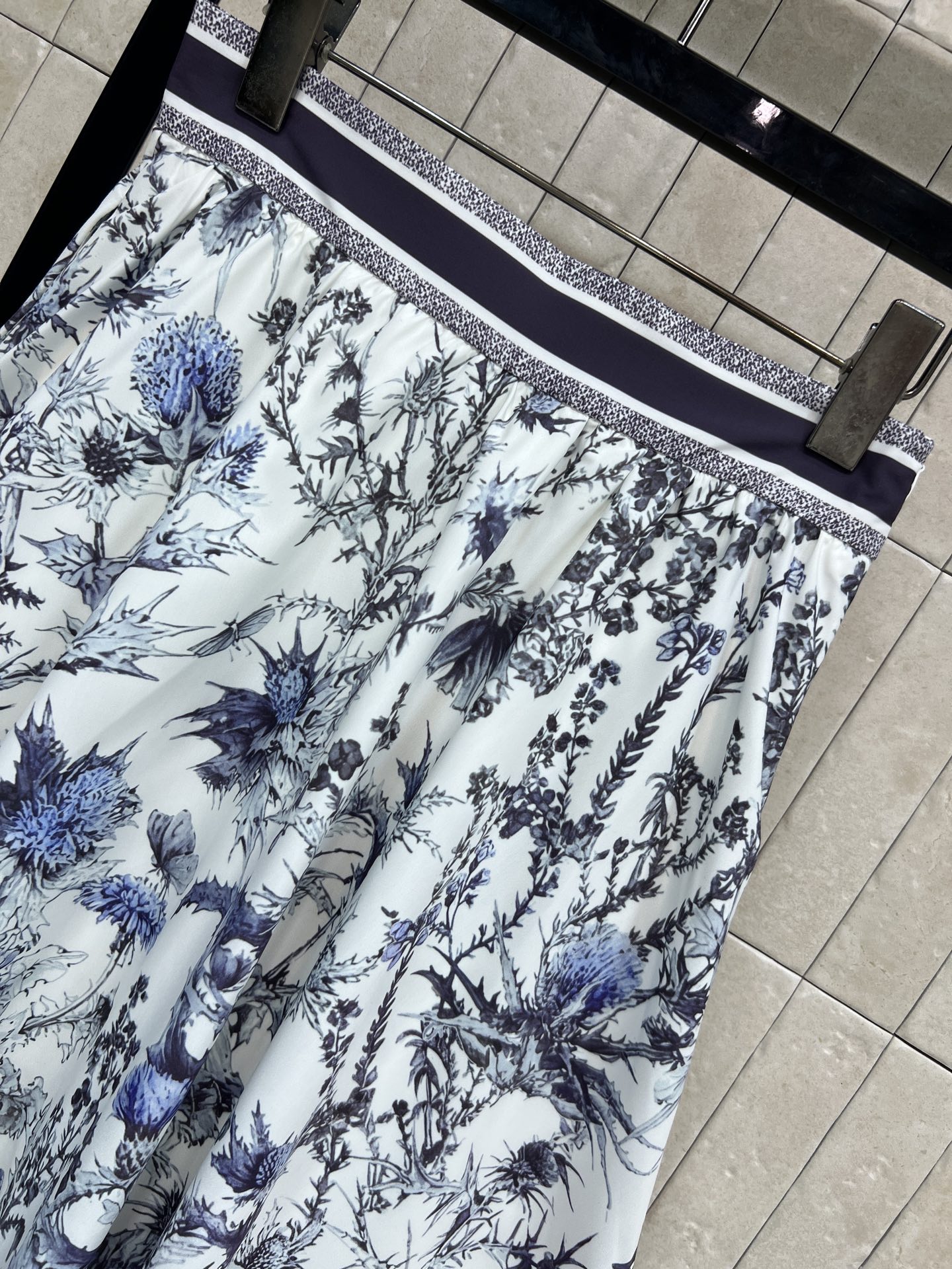 D家 26春夏新款 蓝色花卉印花半身裙 春夏穿超舒服！蓝白花卉印花 清新优雅 满满法式浪漫氛围感 高腰+