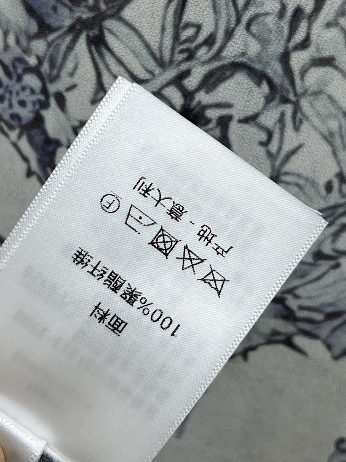 D家 26春夏新款 蓝色花卉印花衬衫 经典宽松剪裁结合轻薄面料 饰以蓝色花卉图案点缀盛夏气息 轻薄柔软舒