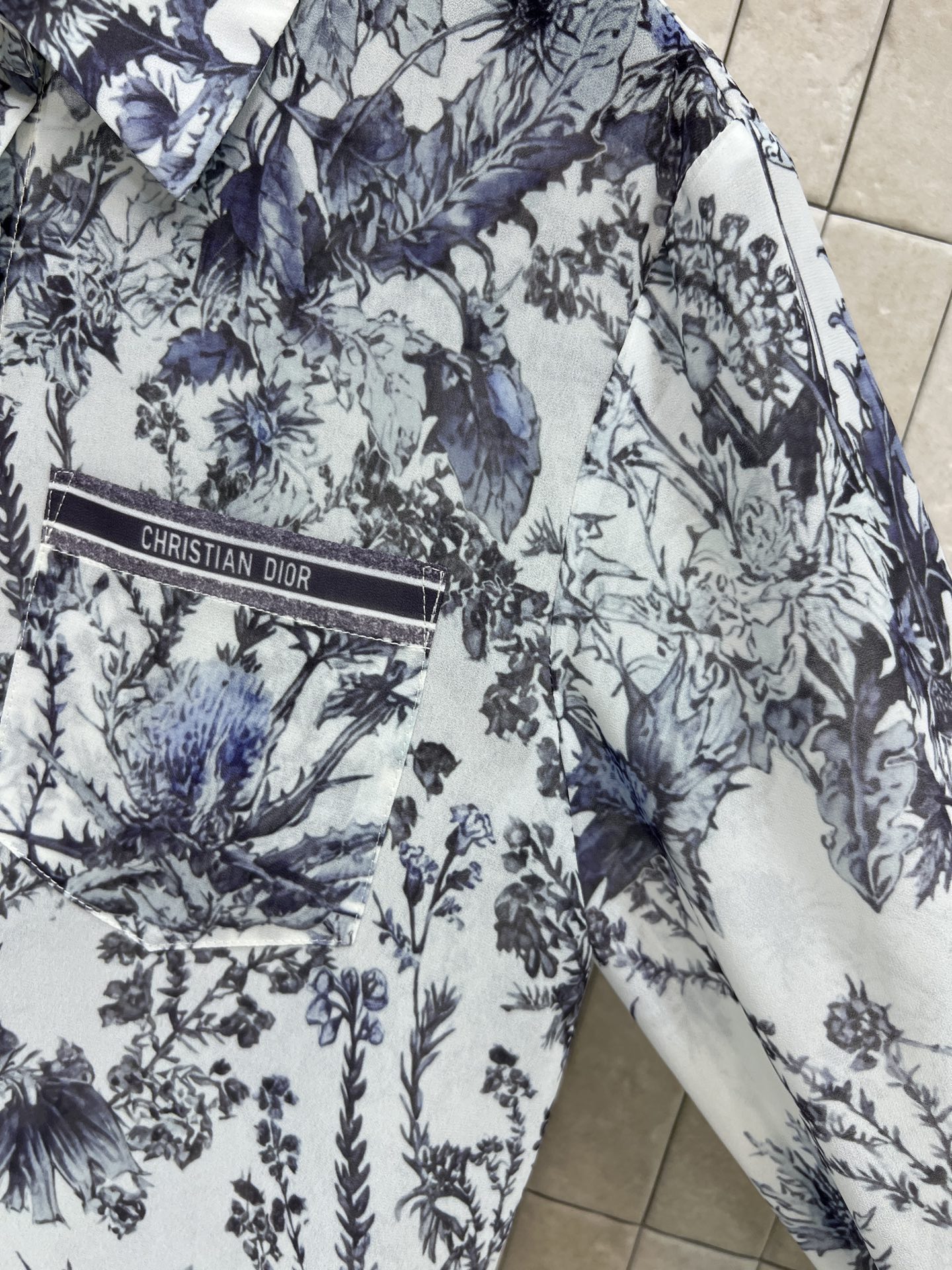 D家 26春夏新款 蓝色花卉印花衬衫 经典宽松剪裁结合轻薄面料 饰以蓝色花卉图案点缀盛夏气息 轻薄柔软舒